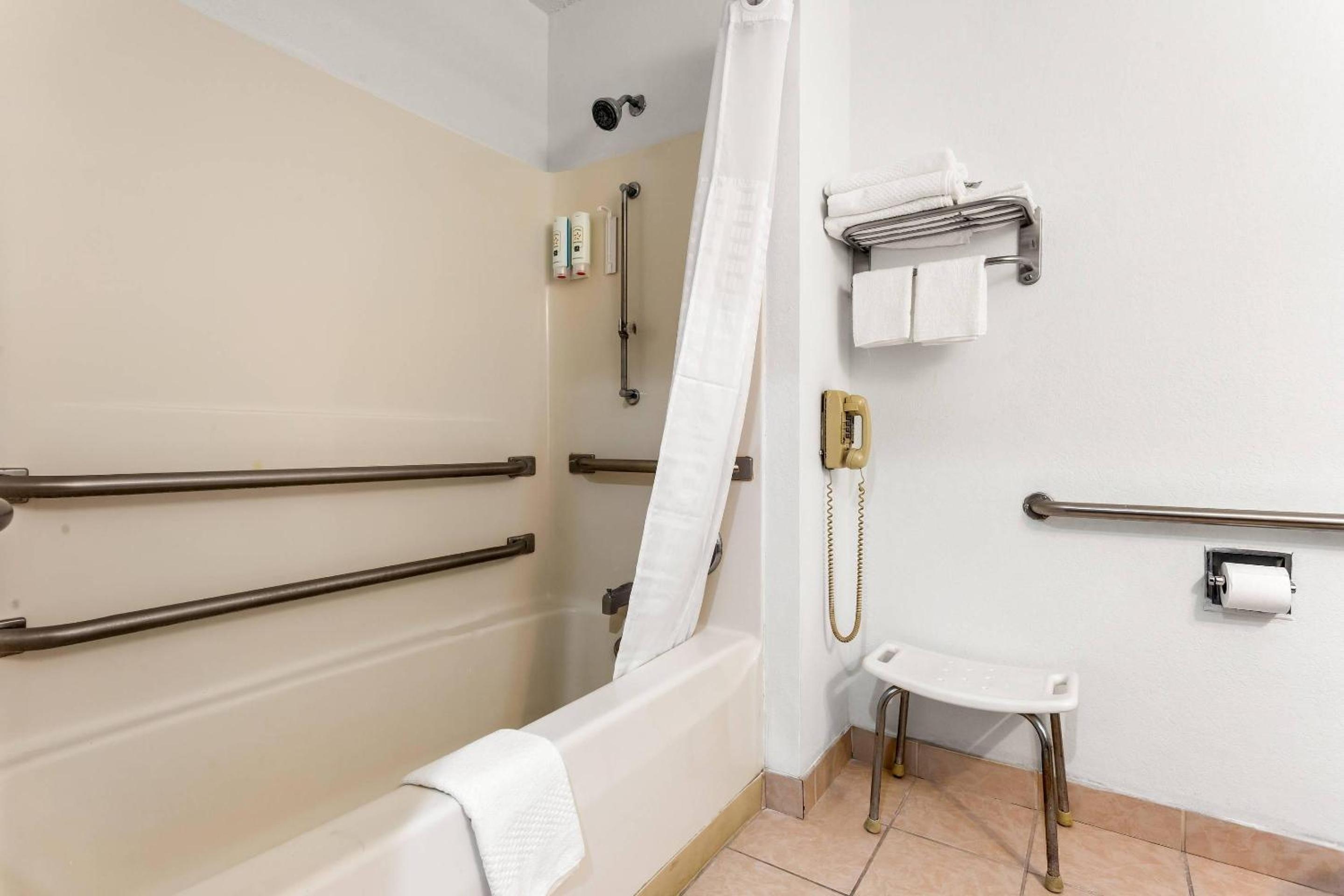 Queen Room - Disability Access/Non Smoking - Photo 2