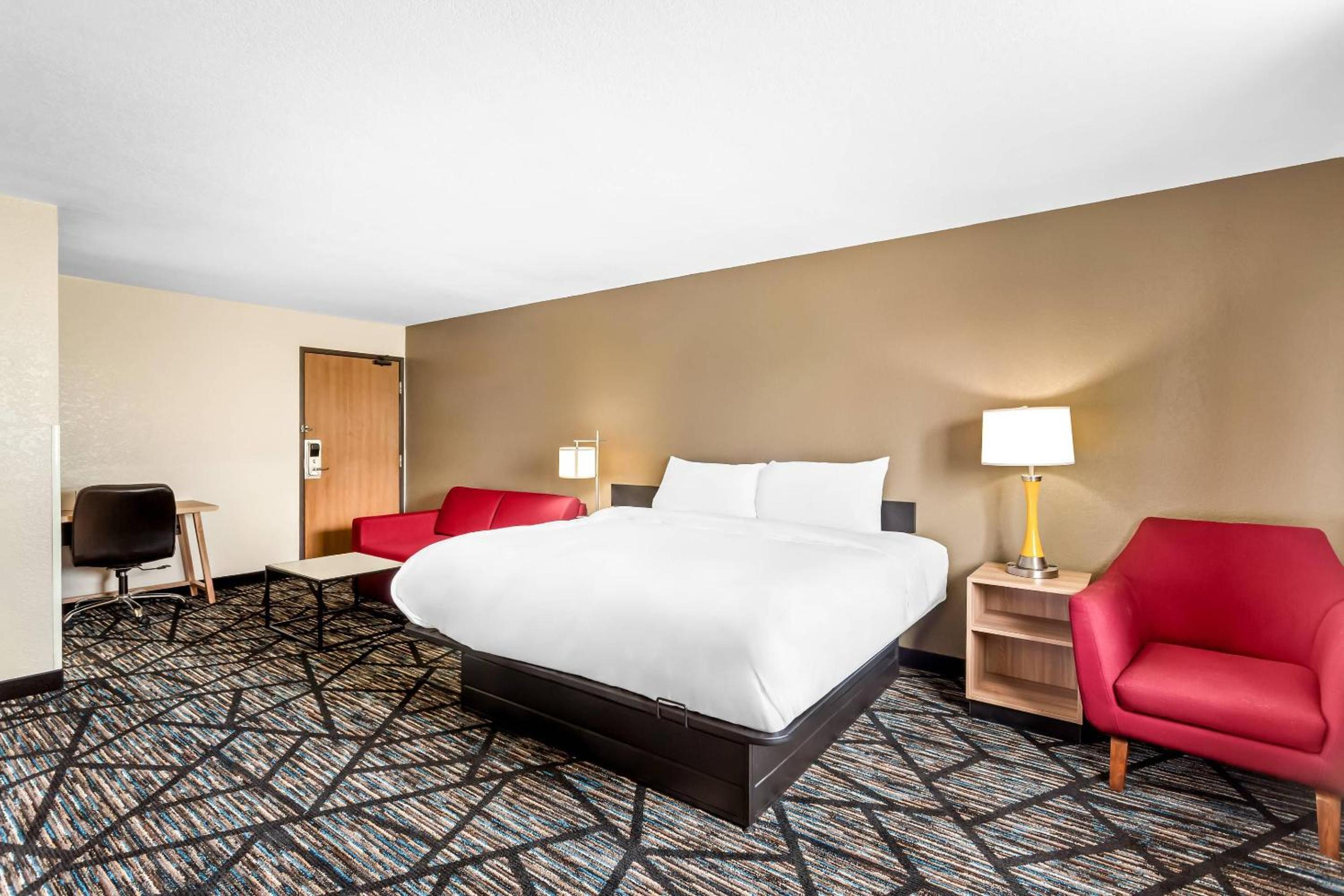 King Room - Non Smoking - Photo 4