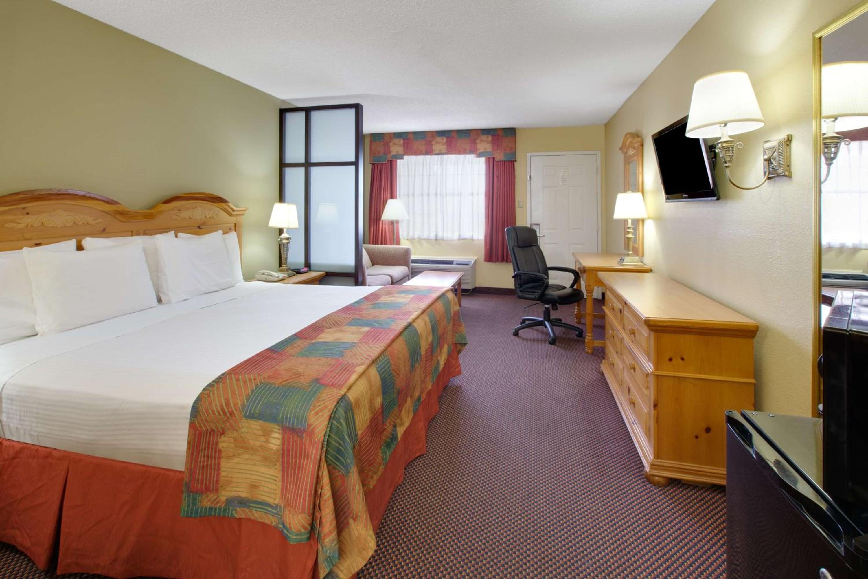 King Suite - Non-Smoking photo 3