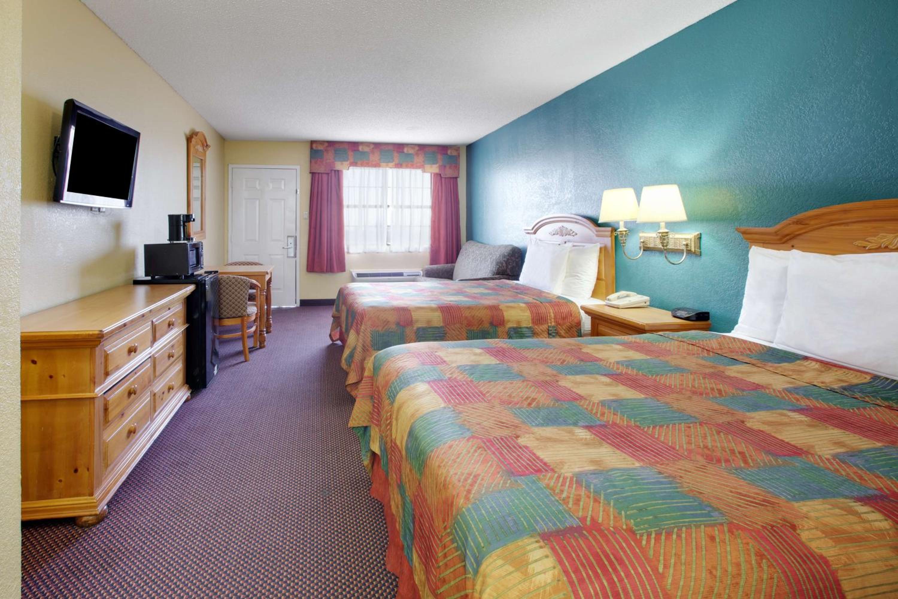 Queen Room with Two Queen Beds - Non-Smoking photo 3