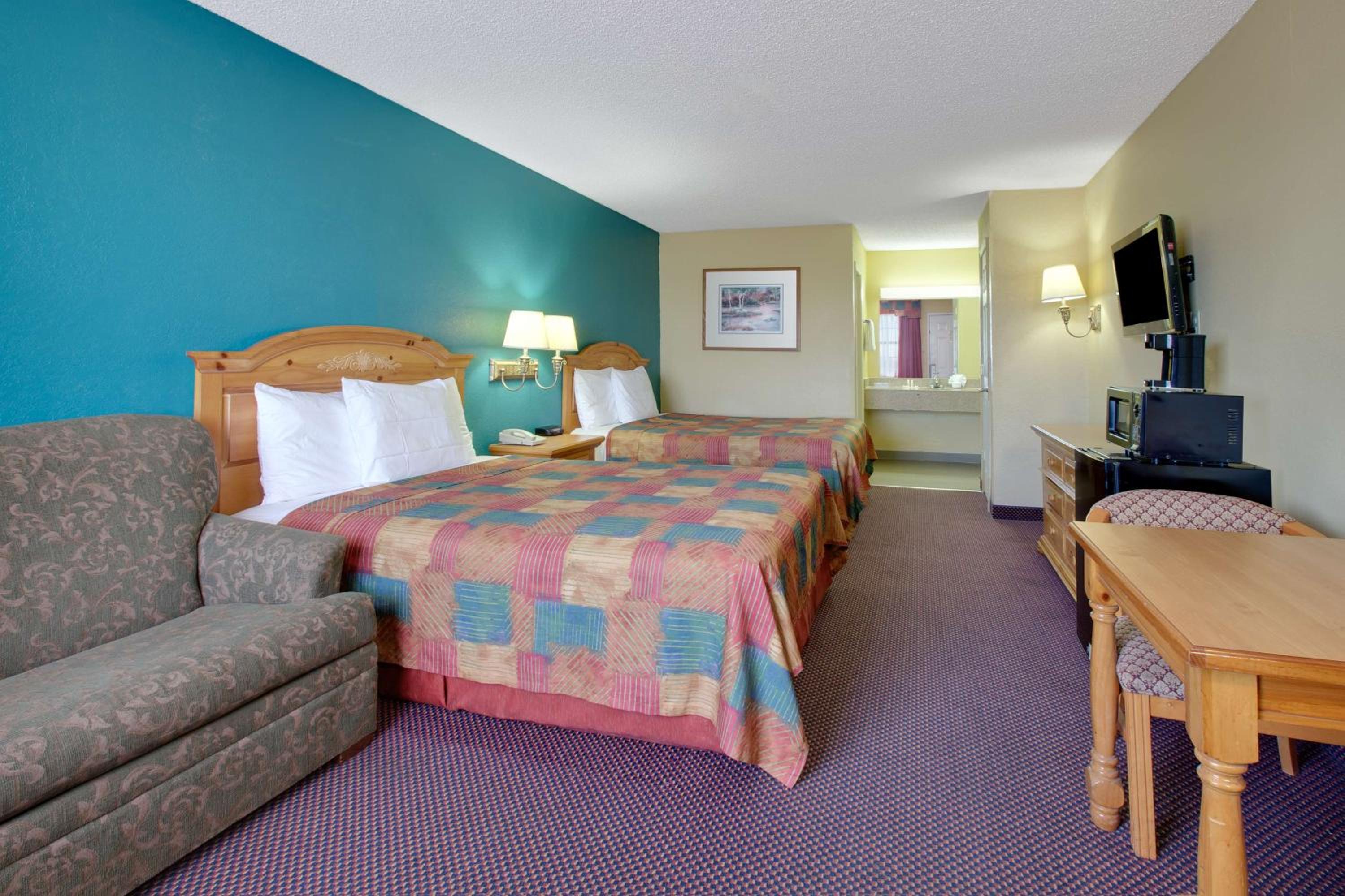 Queen Room with Two Queen Beds - Non-Smoking photo 2