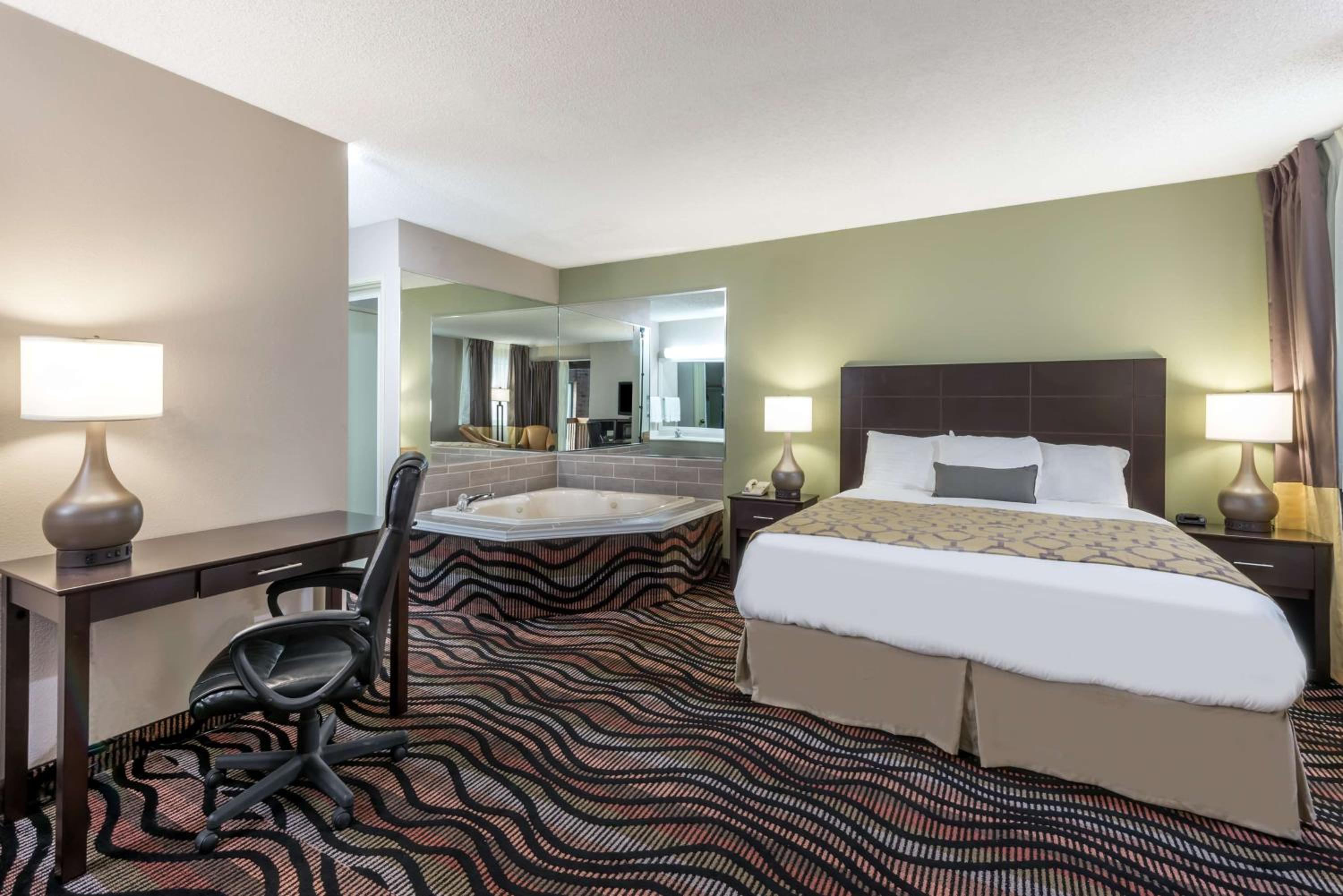 Deluxe King Suite - Photo 4