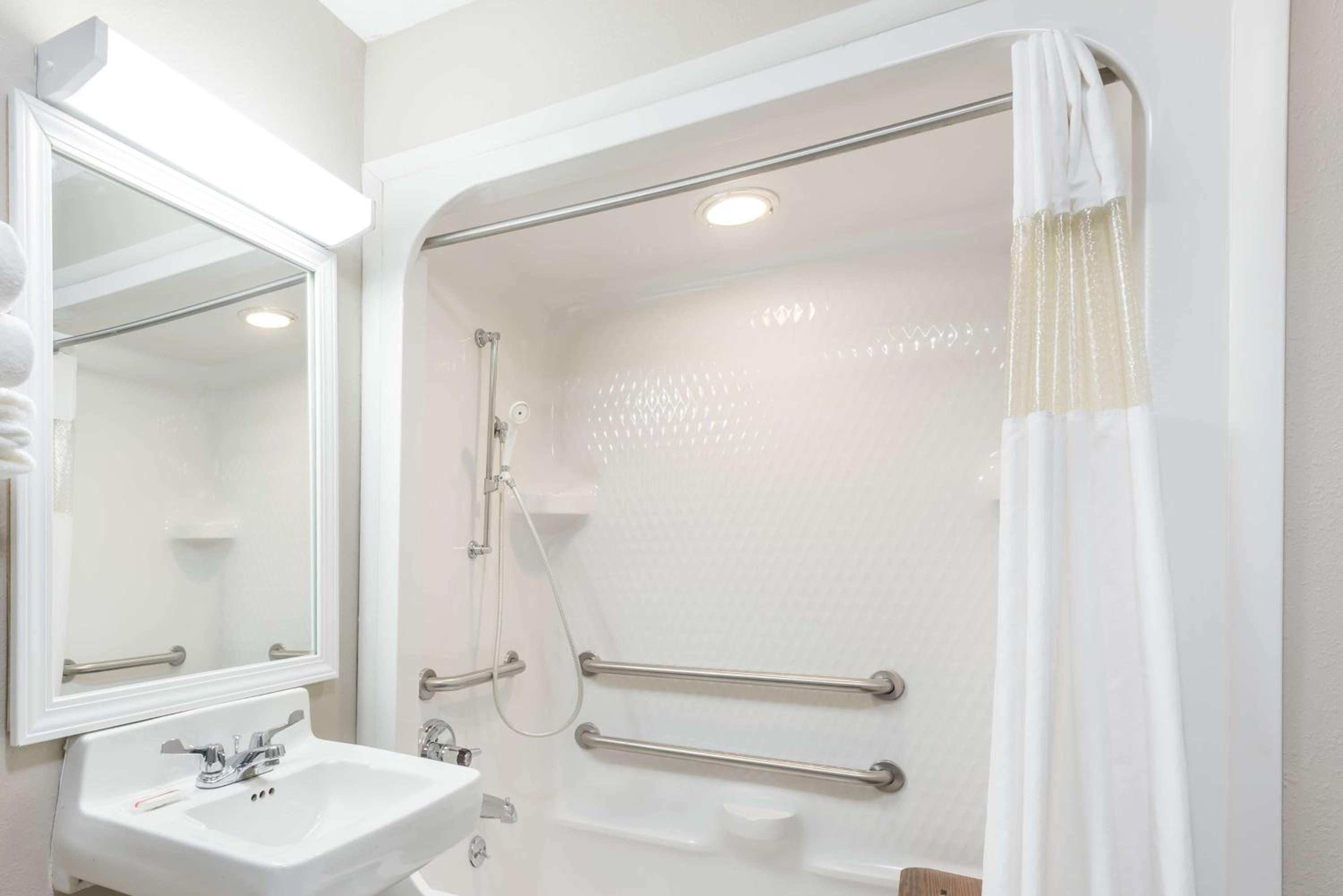 Queen Room - Disability Access - Photo 8