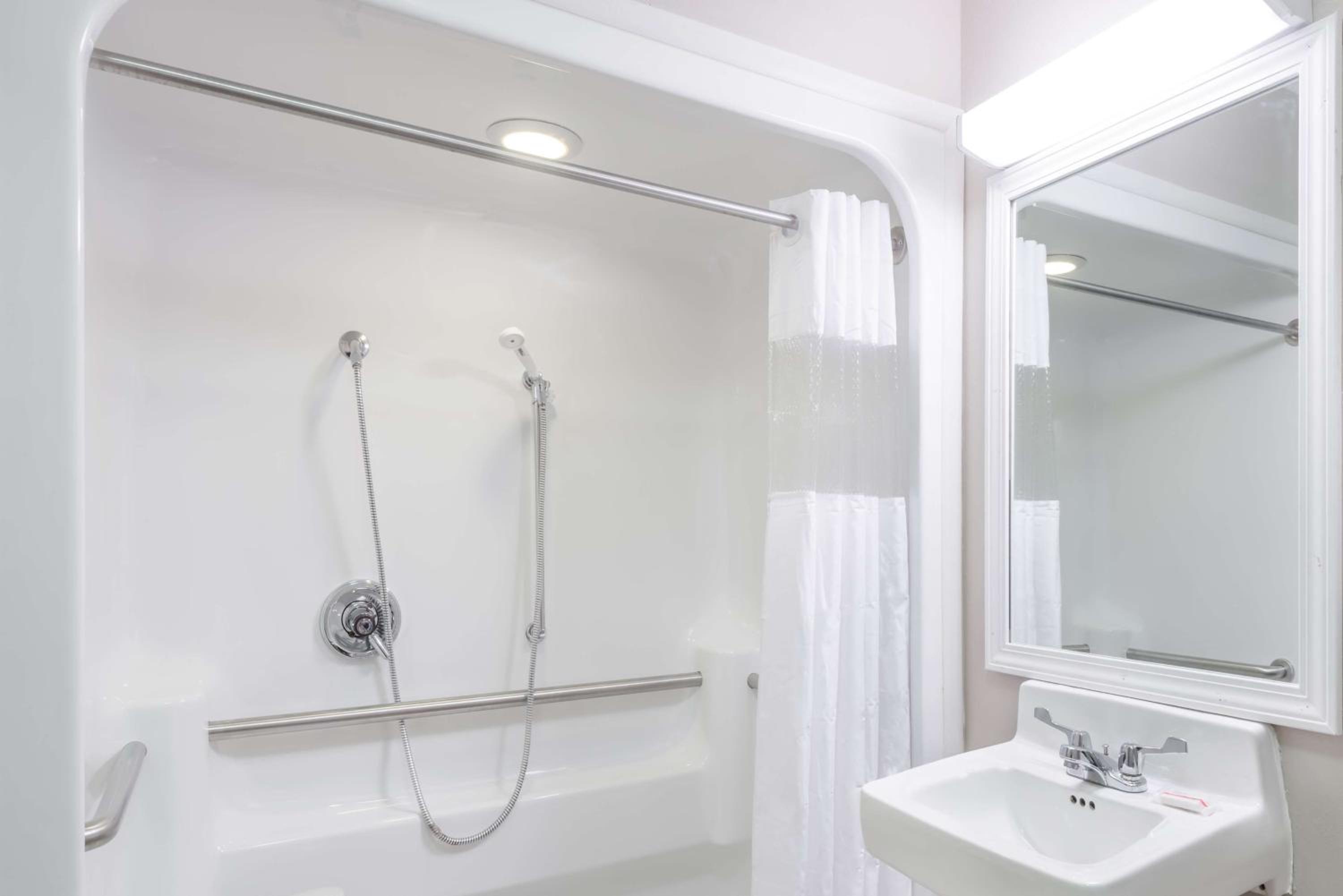 Queen Room - Disability Access - Photo 7