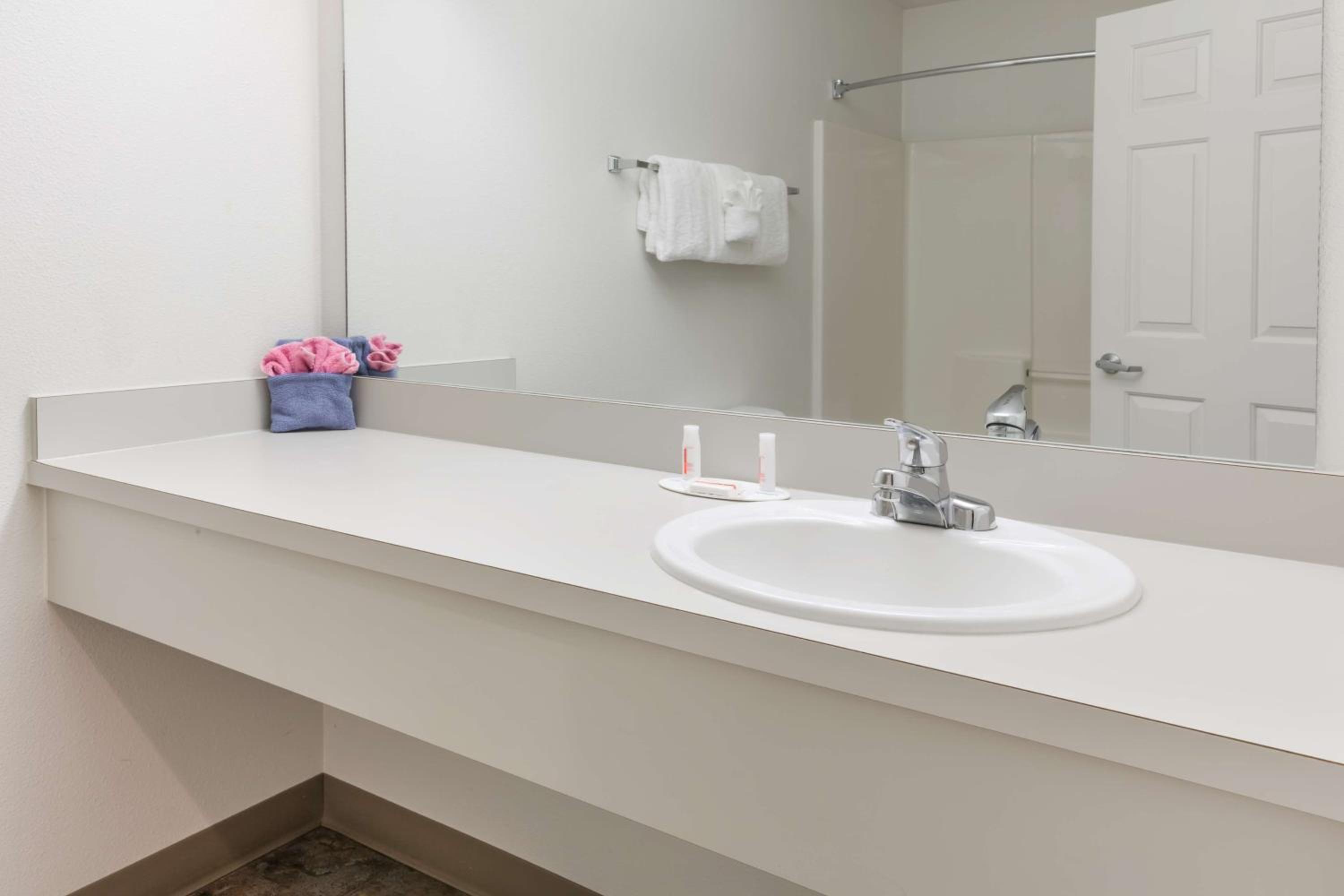 Standard Queen Room with Ocean View (Higher Floor) - Non-Smoking - Photo 2