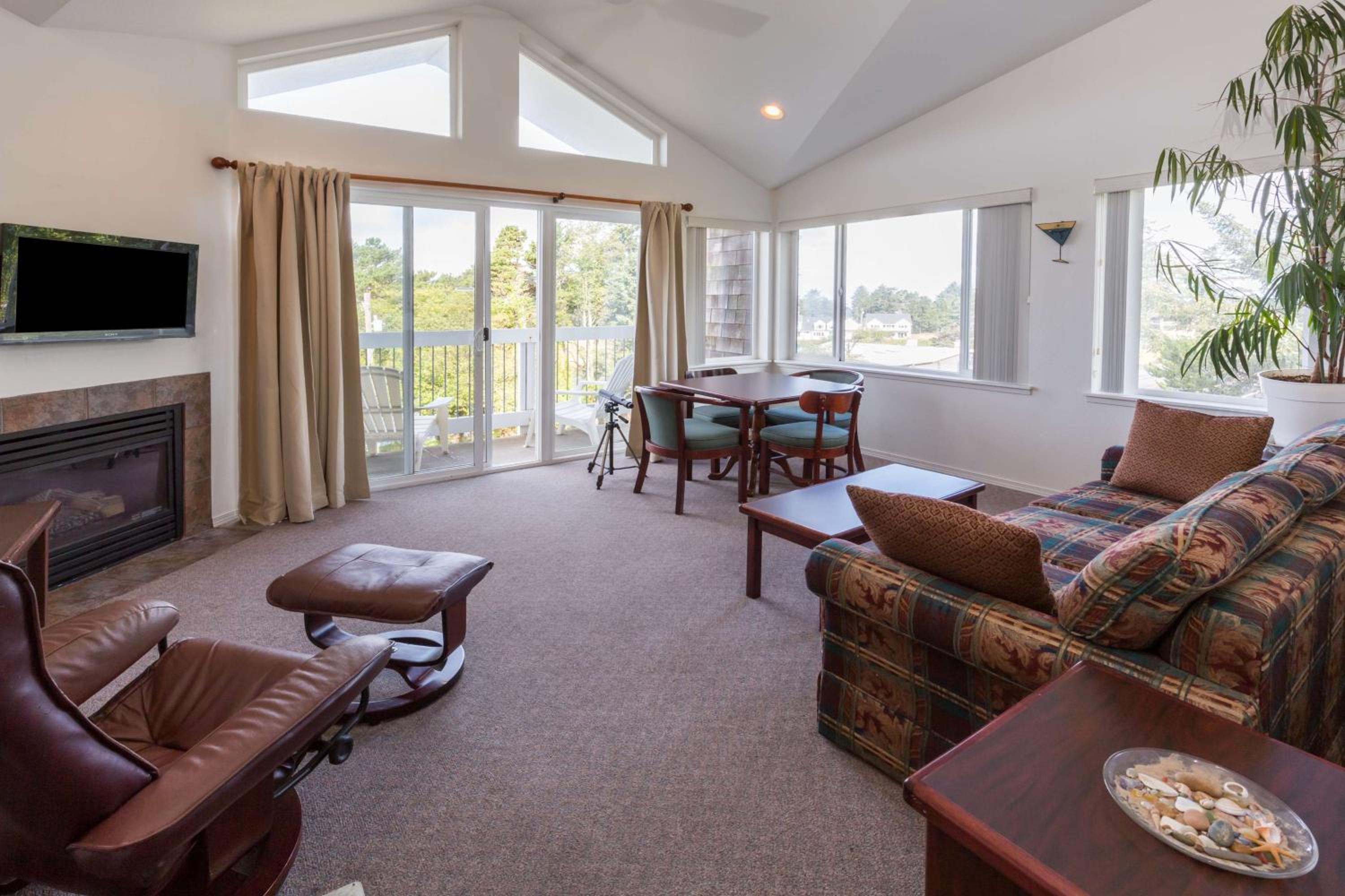 Standard Queen Room with Ocean View (Higher Floor) - Non-Smoking - Photo 1