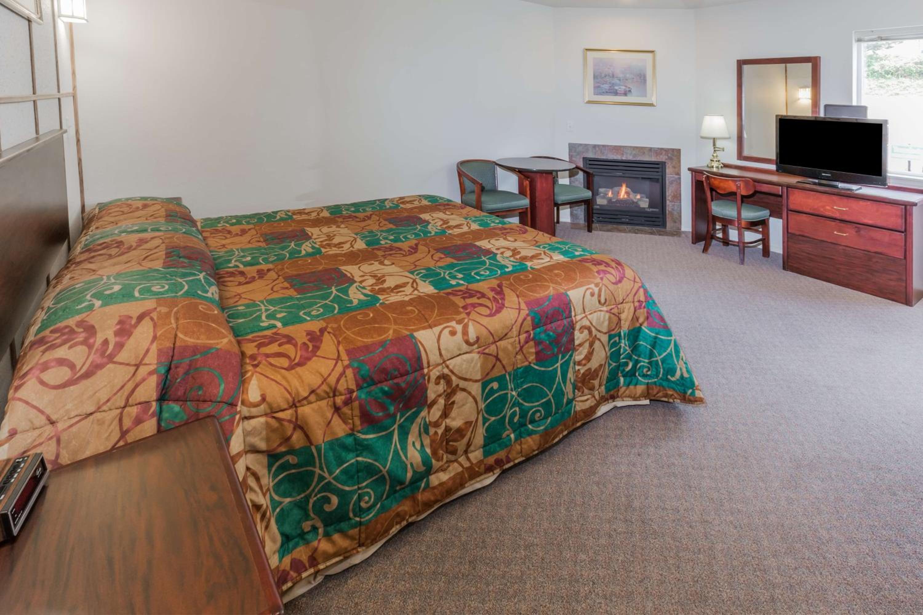 Premium King Room with Parking View - Non-Smoking - Photo 1