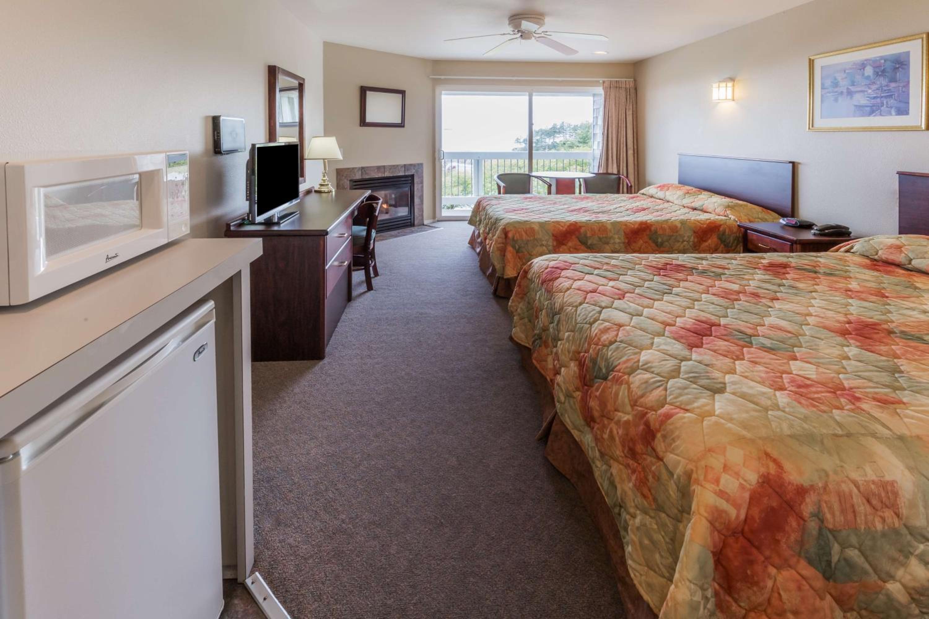 Standard Queen Room with Ocean View (Higher Floor) - Non-Smoking - Photo 3