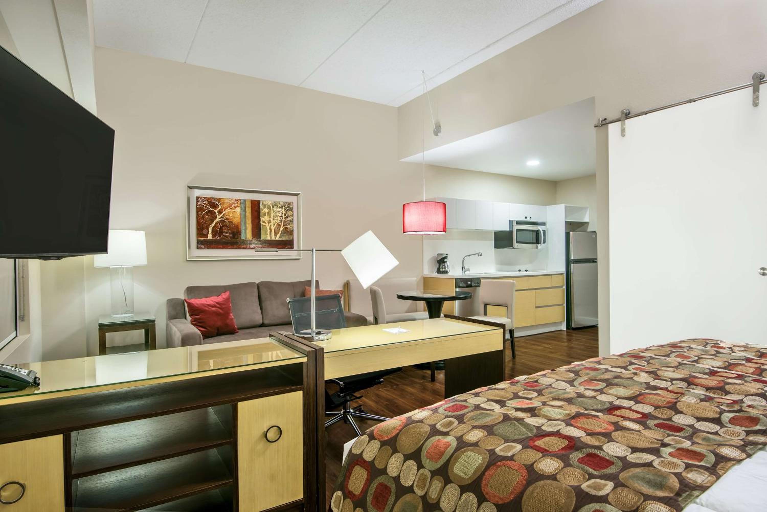 Studio King Suite - Non-Smoking photo 2