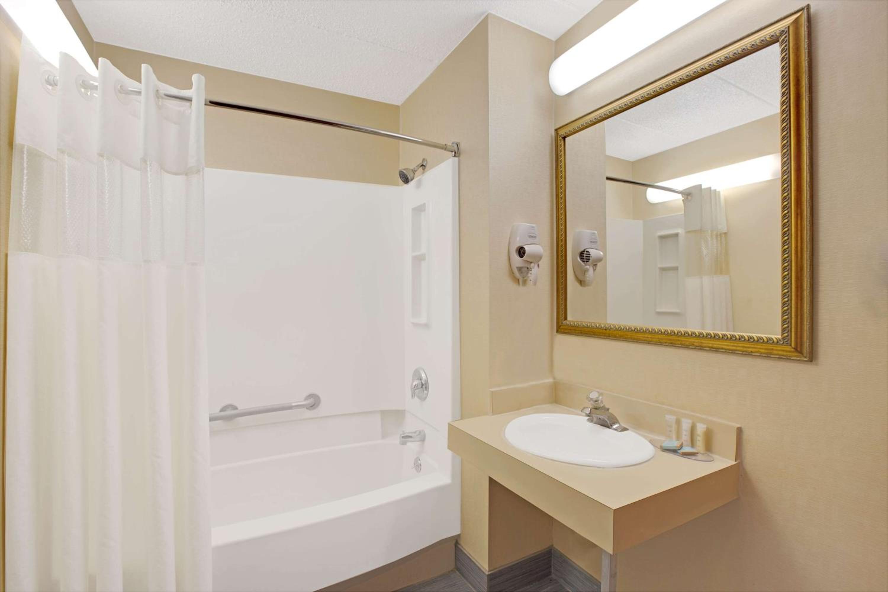 Deluxe Double Room with Two Double Beds - Non-Smoking photo 3