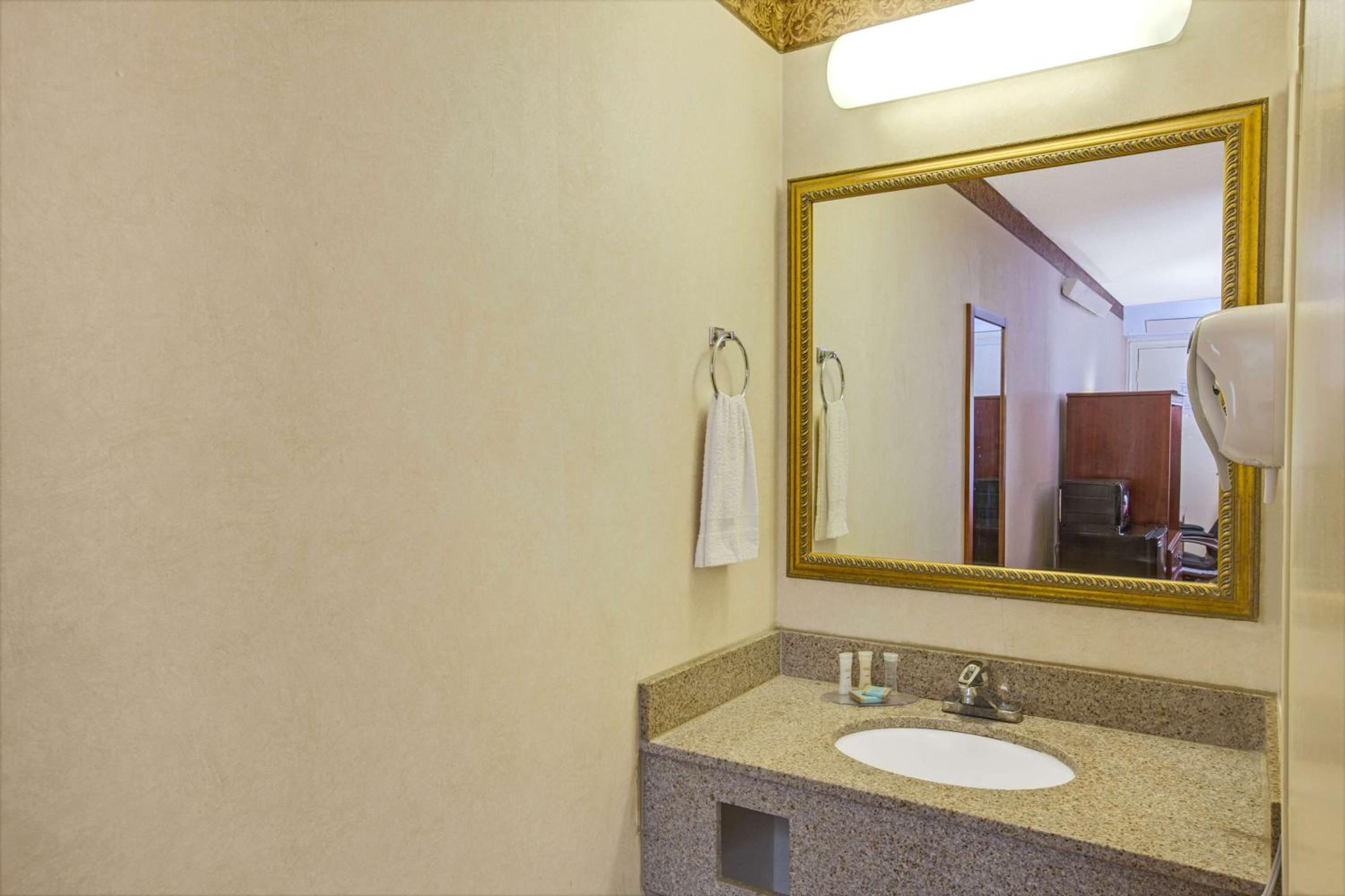 Double Room with Two Double Beds - Smoking photo 2