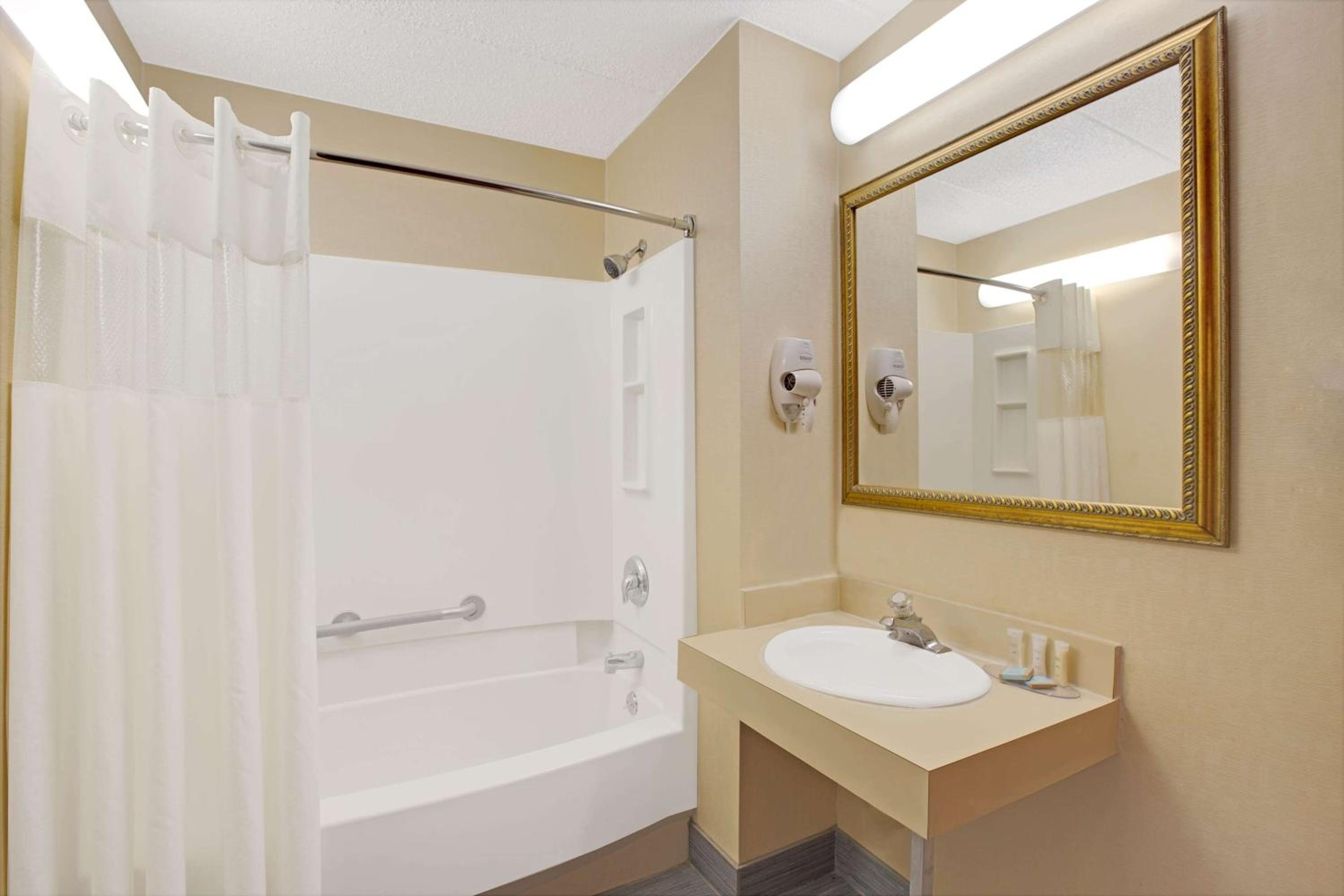 Double Room with Two Double Beds - Smoking photo 3