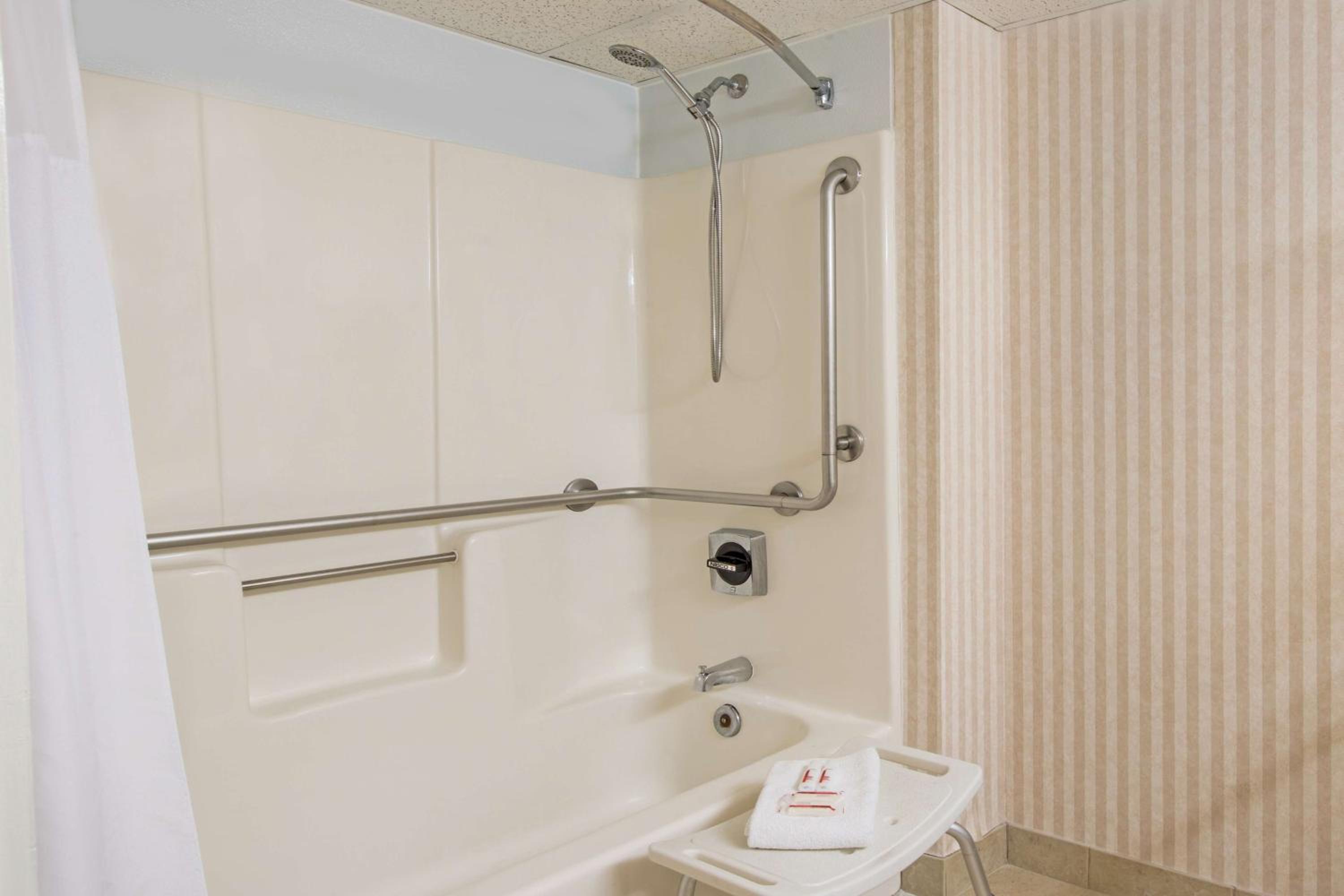 	Deluxe Room with Two Queen Beds Disability Access Non-Smoking - Photo 4