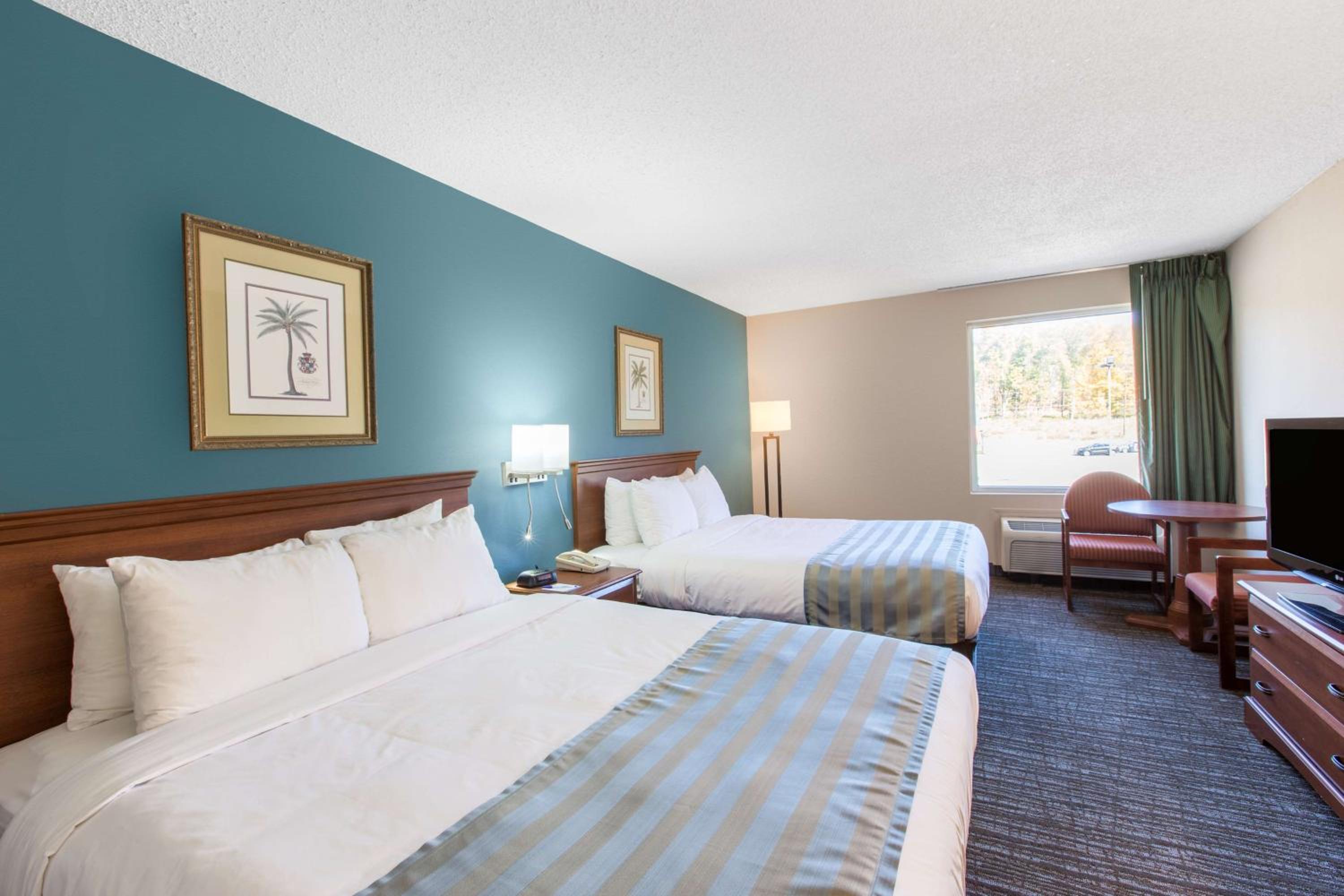Queen Room with Two Queen Beds - Non-Smoking - Photo 2
