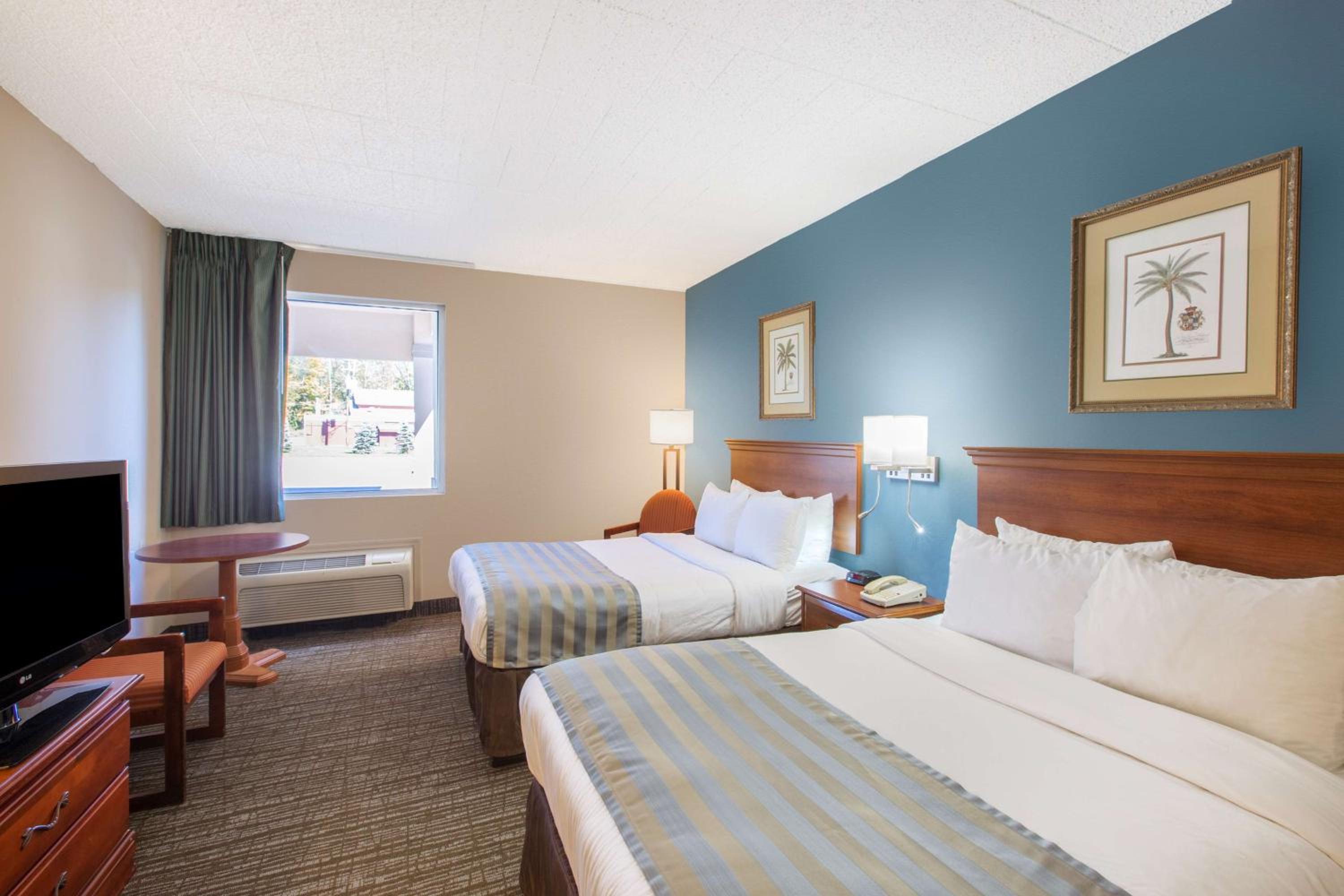Queen Room with Two Queen Beds - Non-Smoking - Photo 1