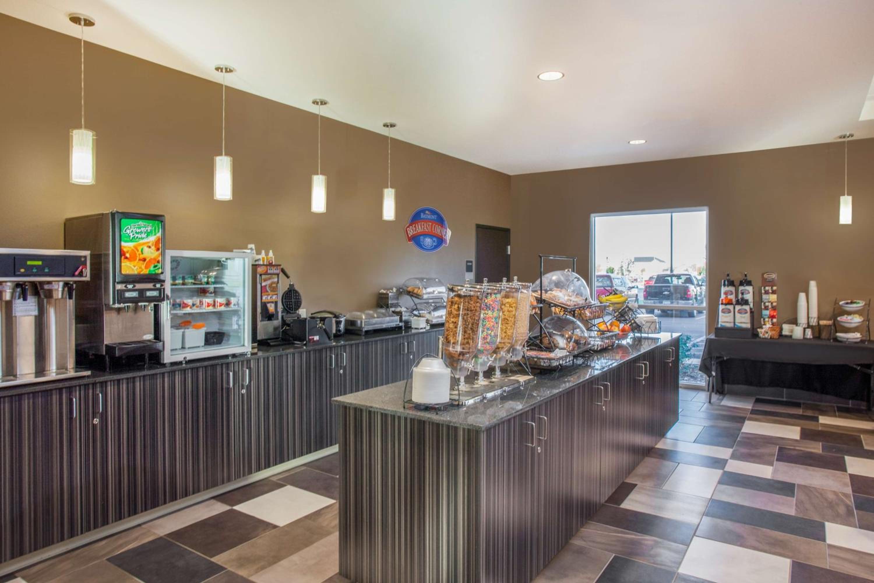 King Room with One King Bed and Bath Tub with Grab Bars - Mobility Accessible - Non-Smoking photo 2