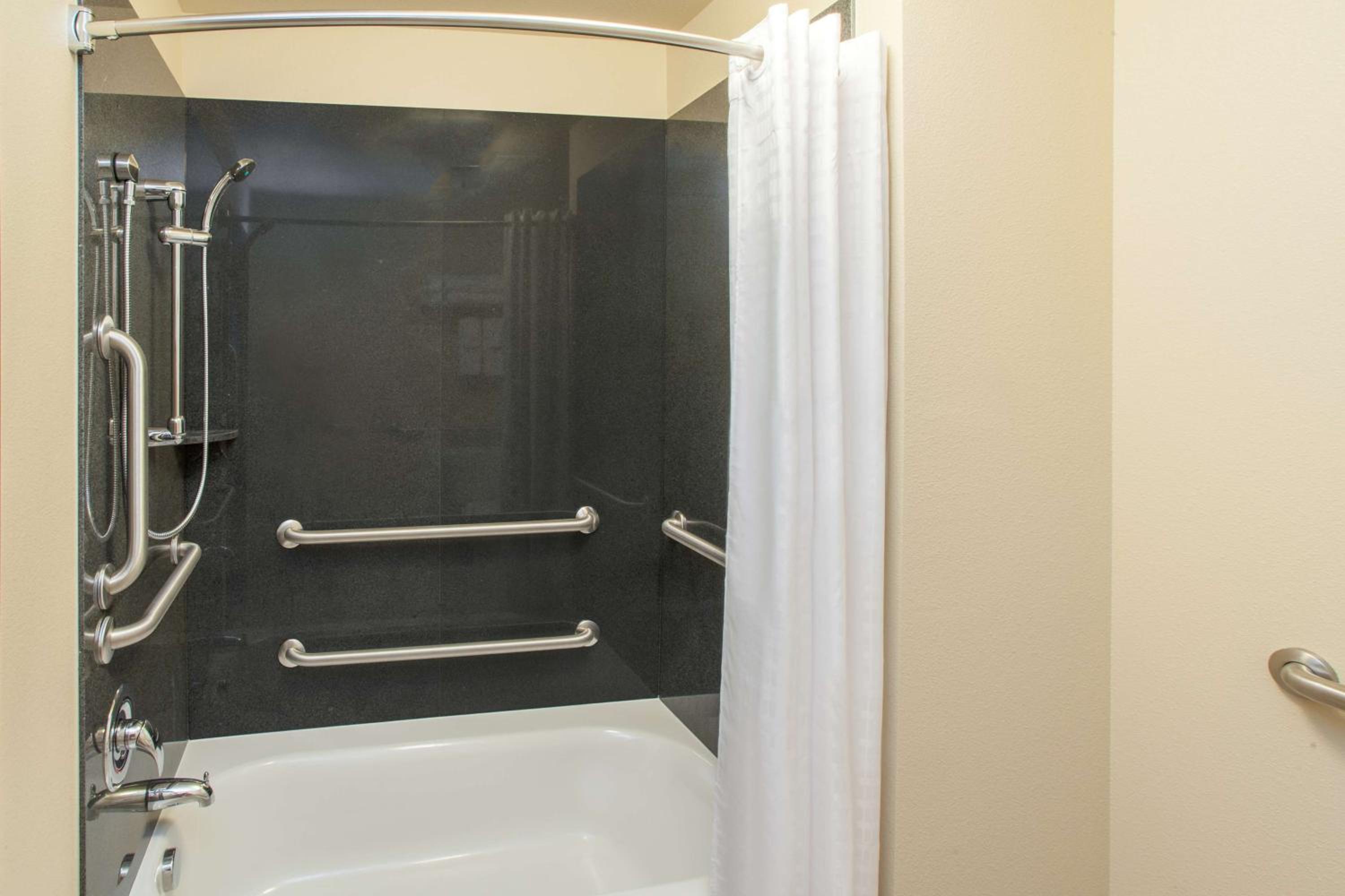 Queen Room with Two Queen Beds and Bath Tub with Grab Bars - Mobility Accessible - Non-Smoking photo 2