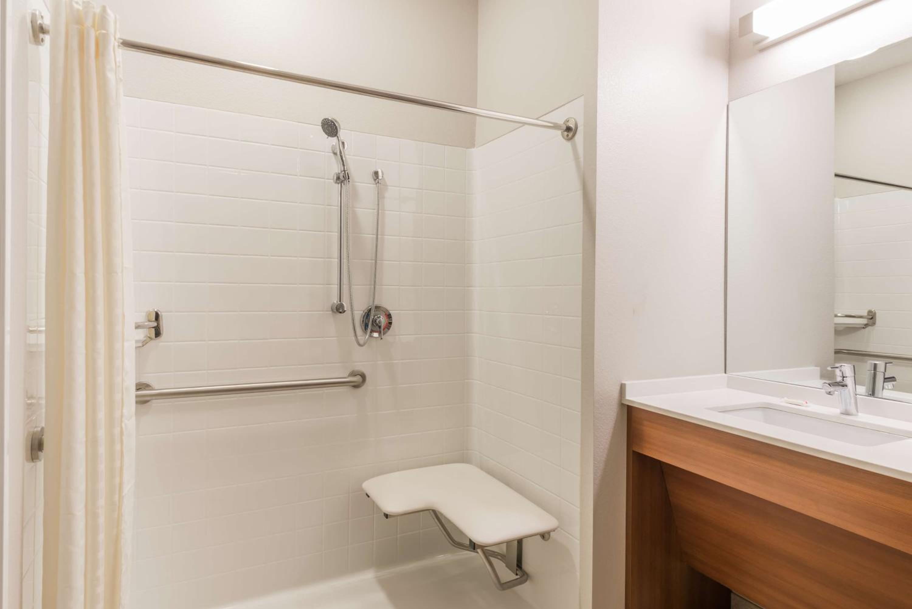 Queen Room with Two Queen Beds - Mobility Access/Non-Smoking photo 3