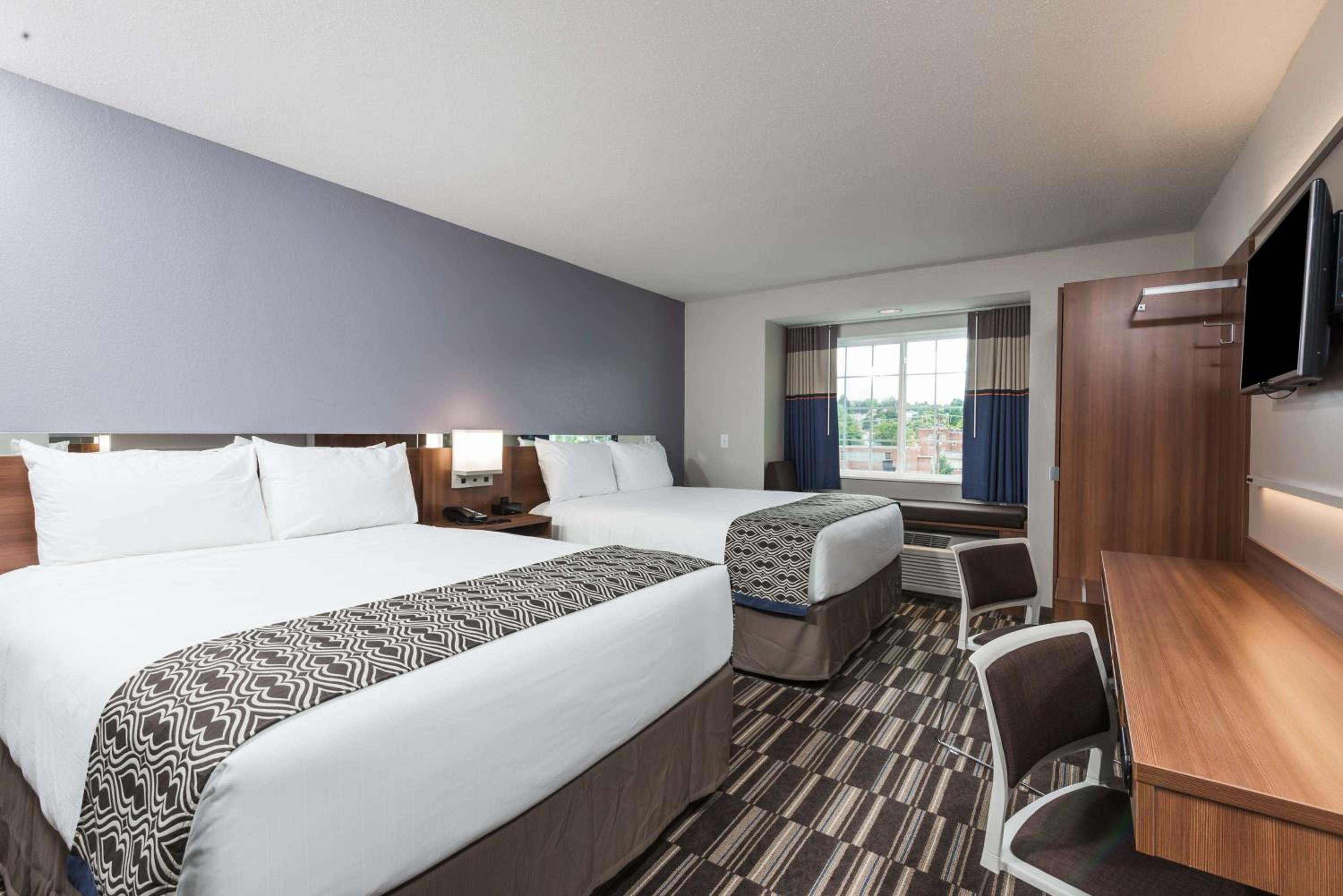 Queen Room with Two Queen Beds - Non-Smoking photo 2