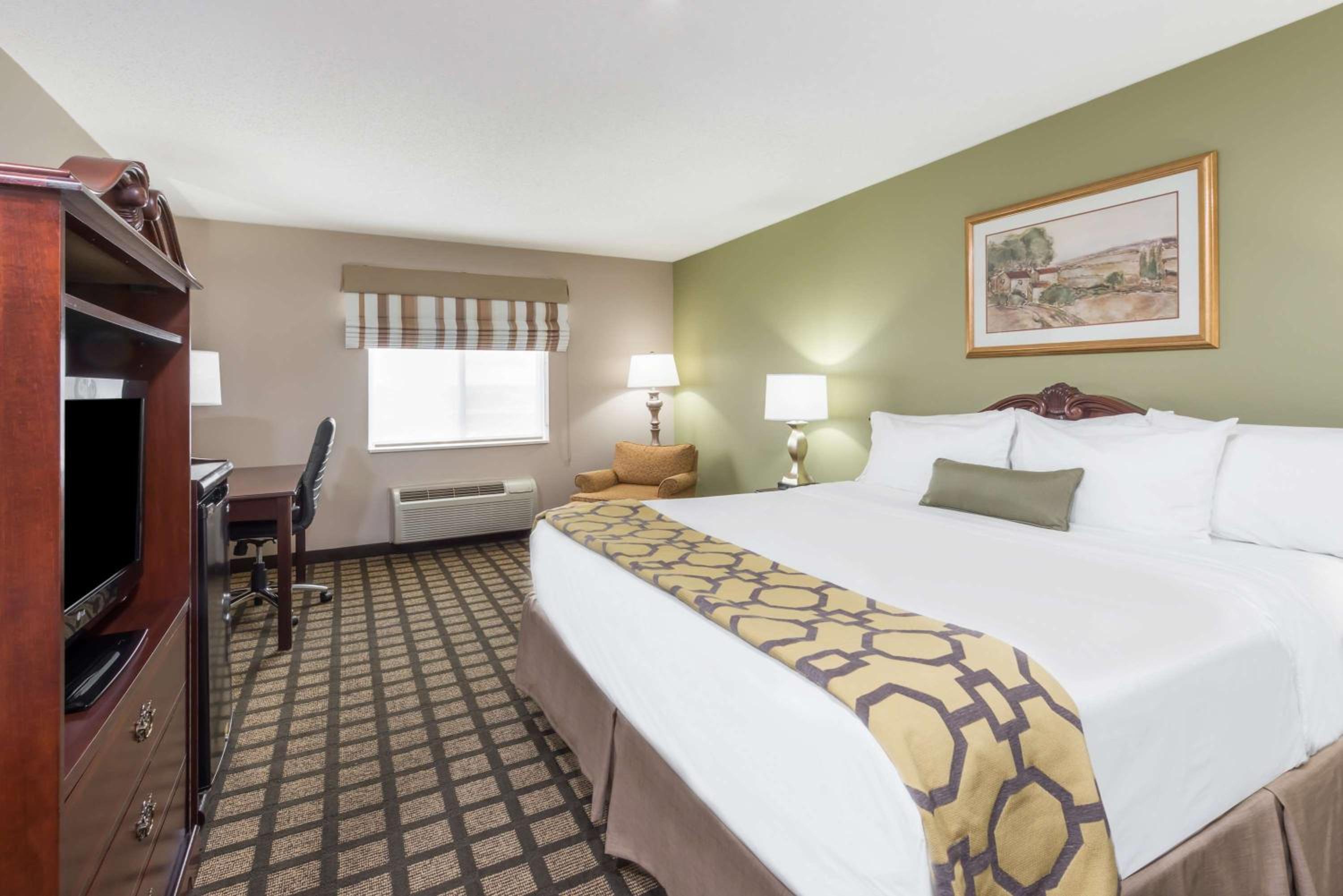 King Room - Non-Smoking - Photo 3