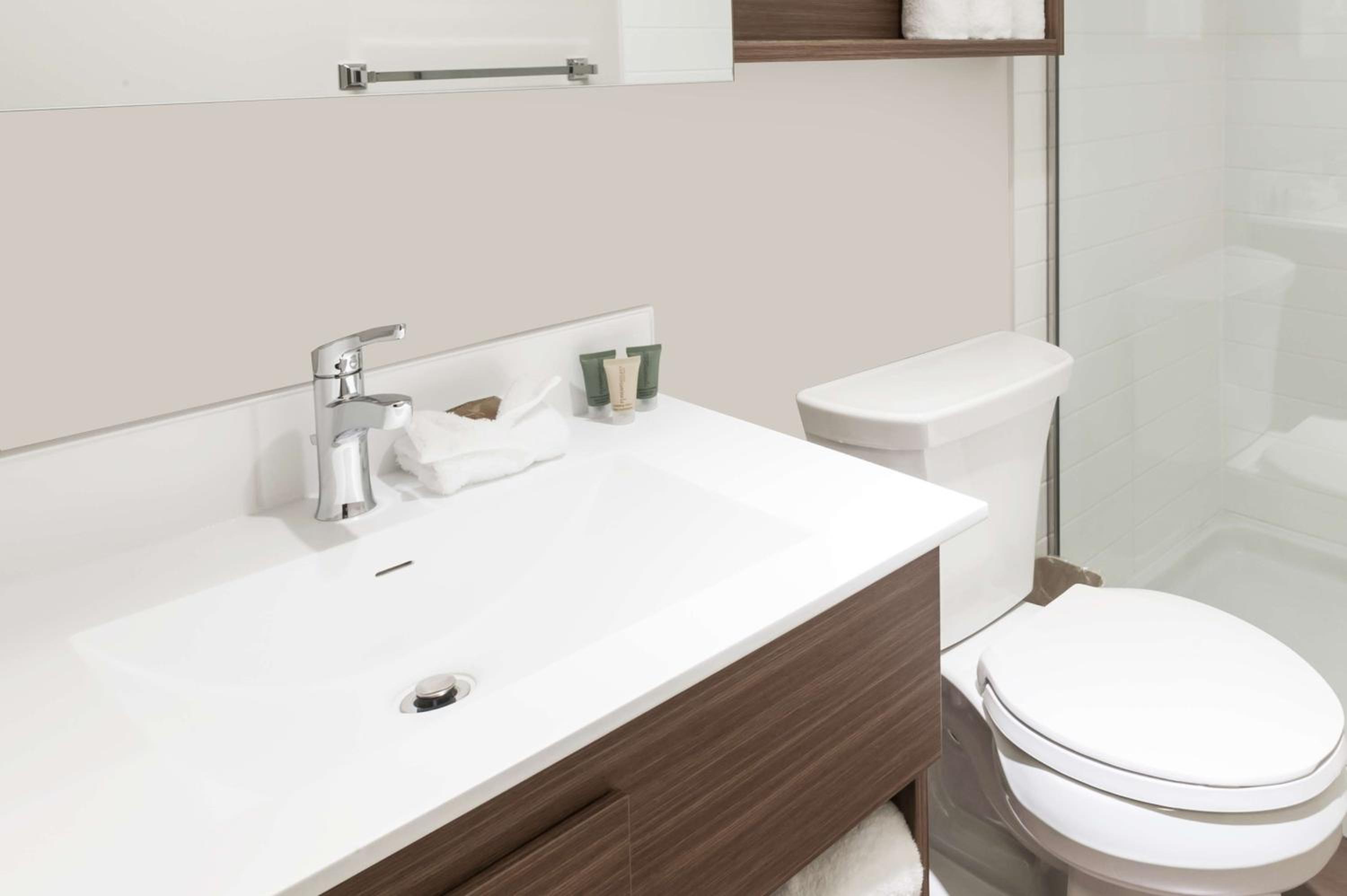 Economy Room - 1 Queen - Walk-in Shower photo 2