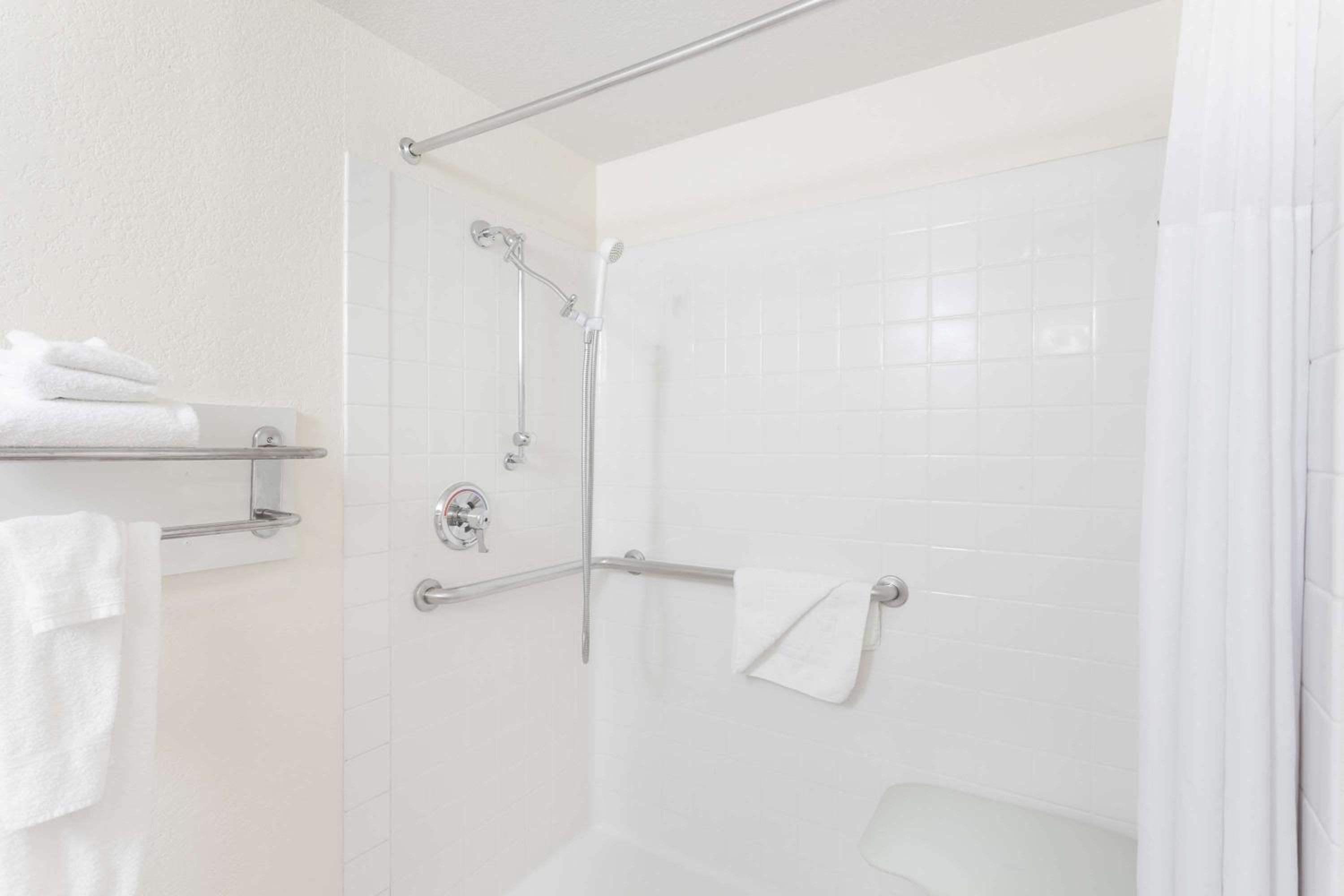 Double Room with Mobility/Hearing Impaired Access - Non-Smoking - Photo 2