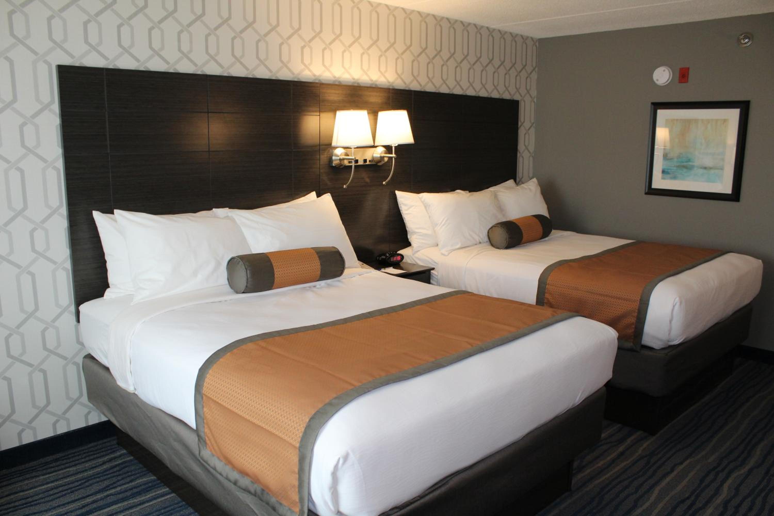Queen Room with Two Queen Beds - Non-Smoking - Photo 4