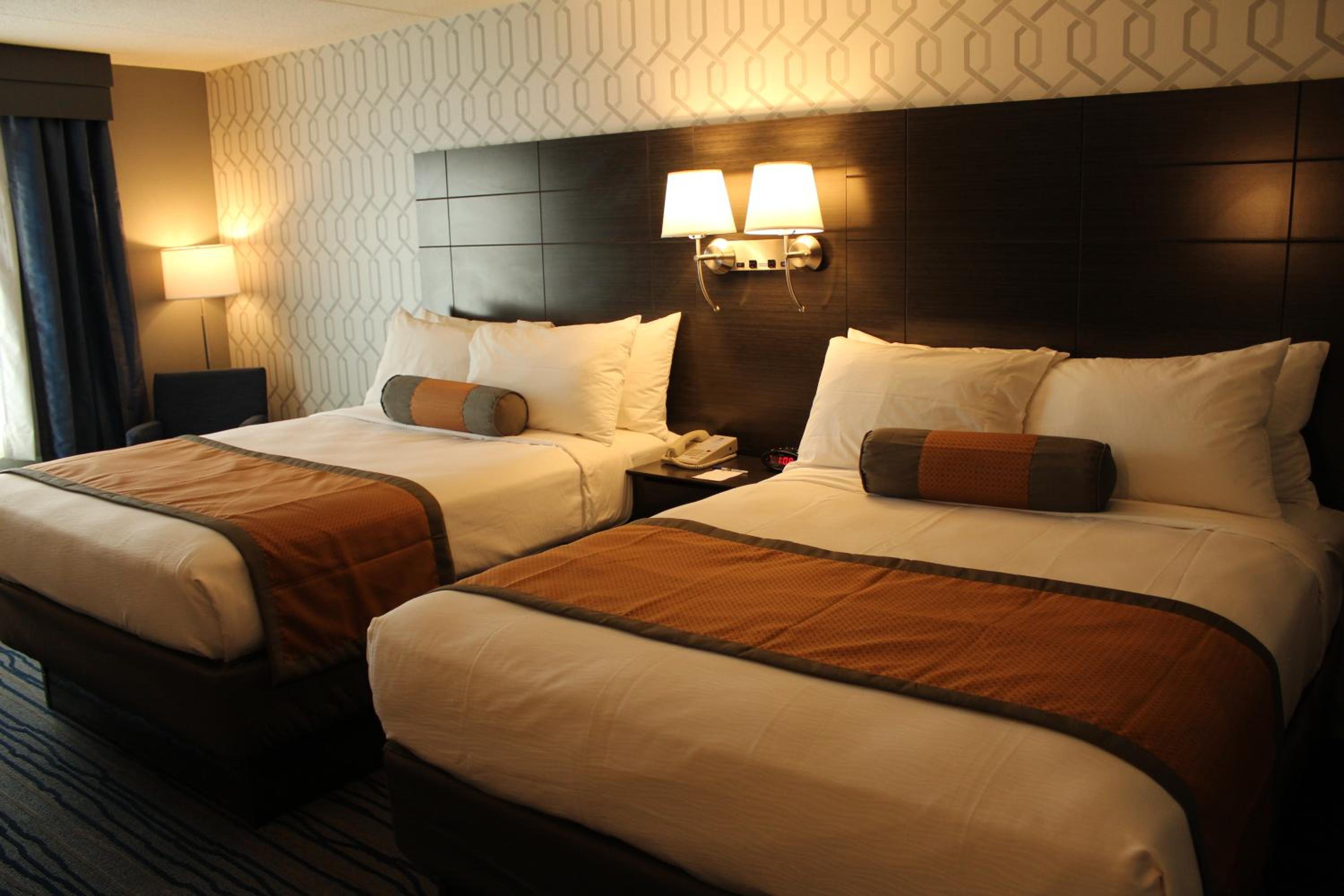 Queen Room with Two Queen Beds - Non-Smoking - Photo 5