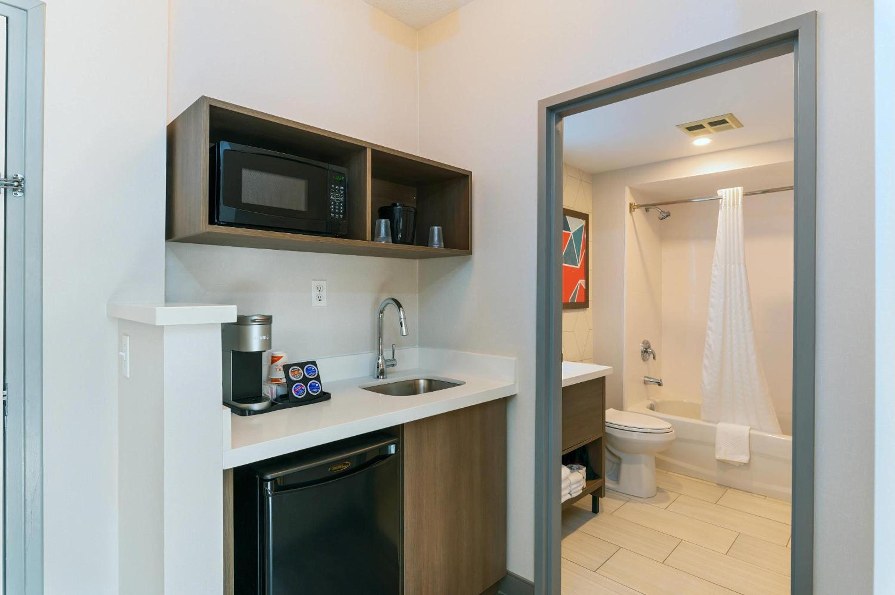 King Suite with Living room - Disability Access/Non Smoking