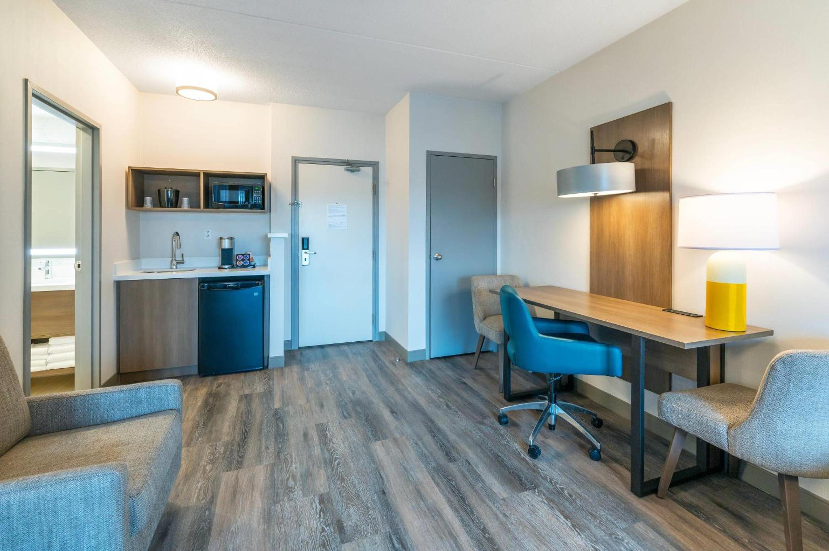 King Suite with Living room - Disability Access/Non Smoking