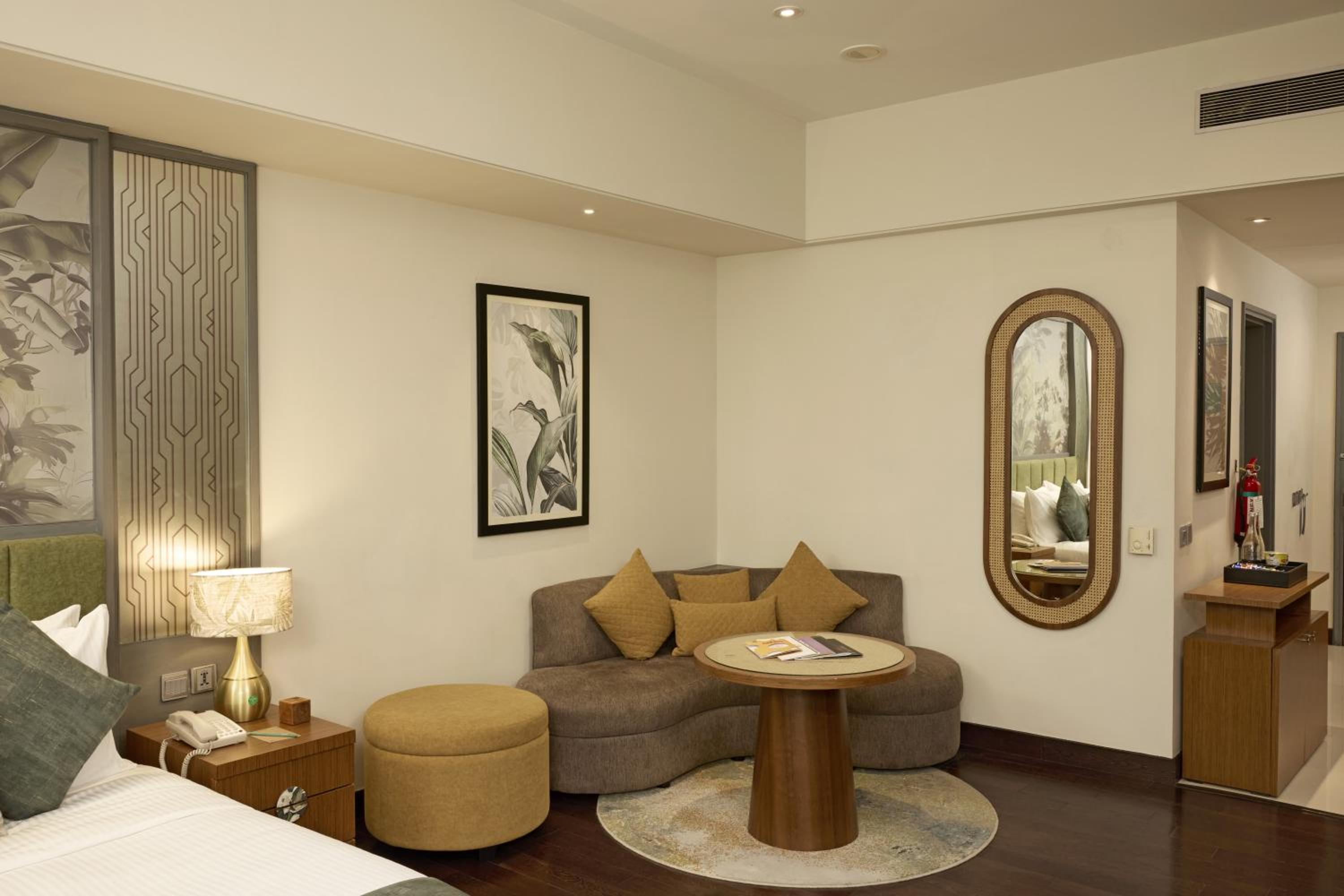 Studio Club - Access to the Club Lounges (2 pints of beer served complimentary), 50% off on liquor between 7pm – 9pm (Happy Hours) - Photo 2