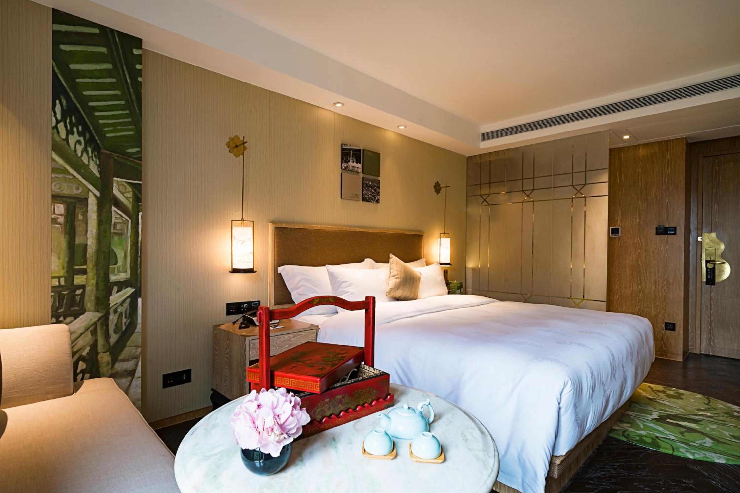 Queen Room with Balcony thumbnail 5