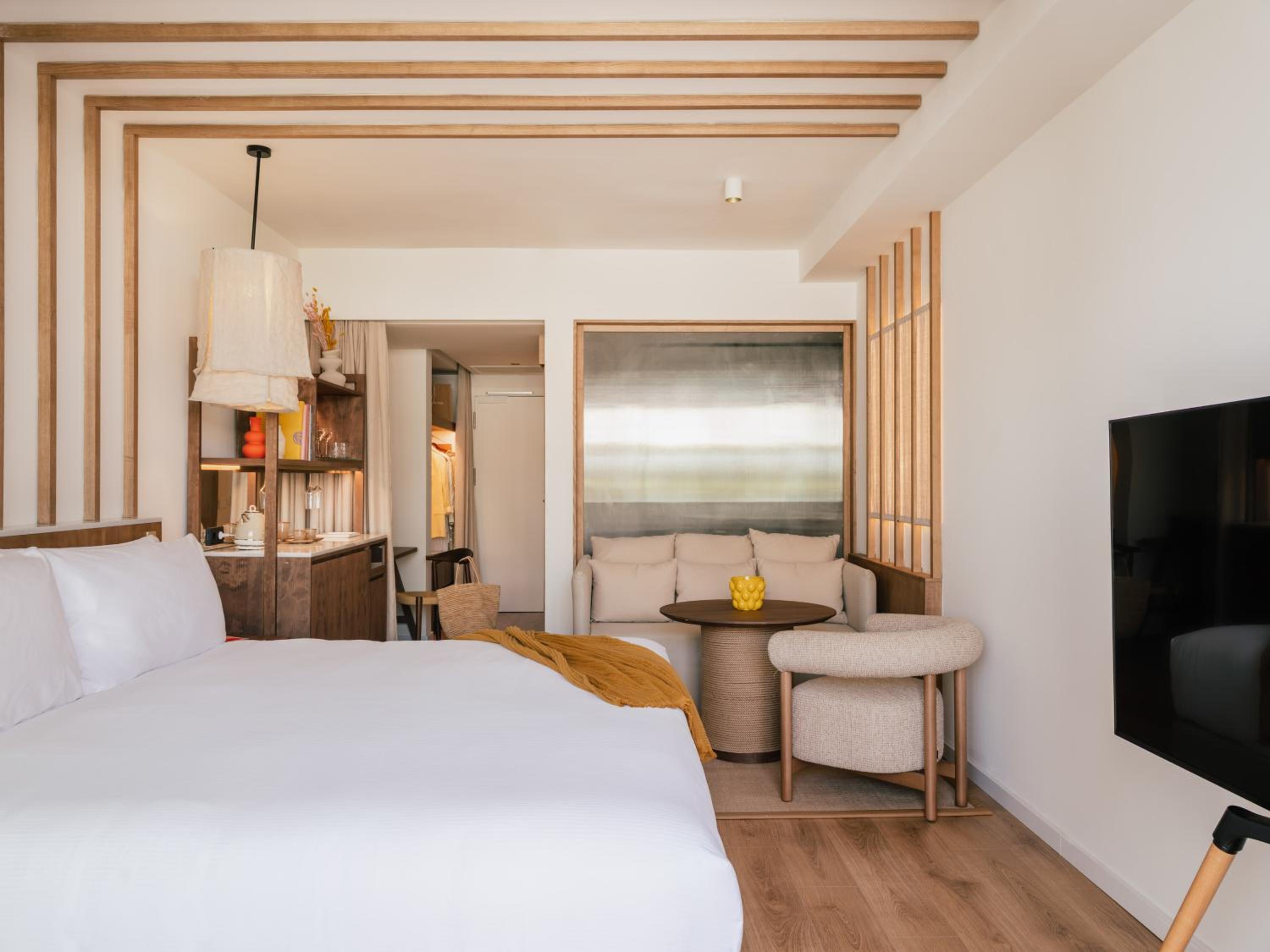 Superior ME + Suite Junior con Acceso Privado a la Piscina del Jardín