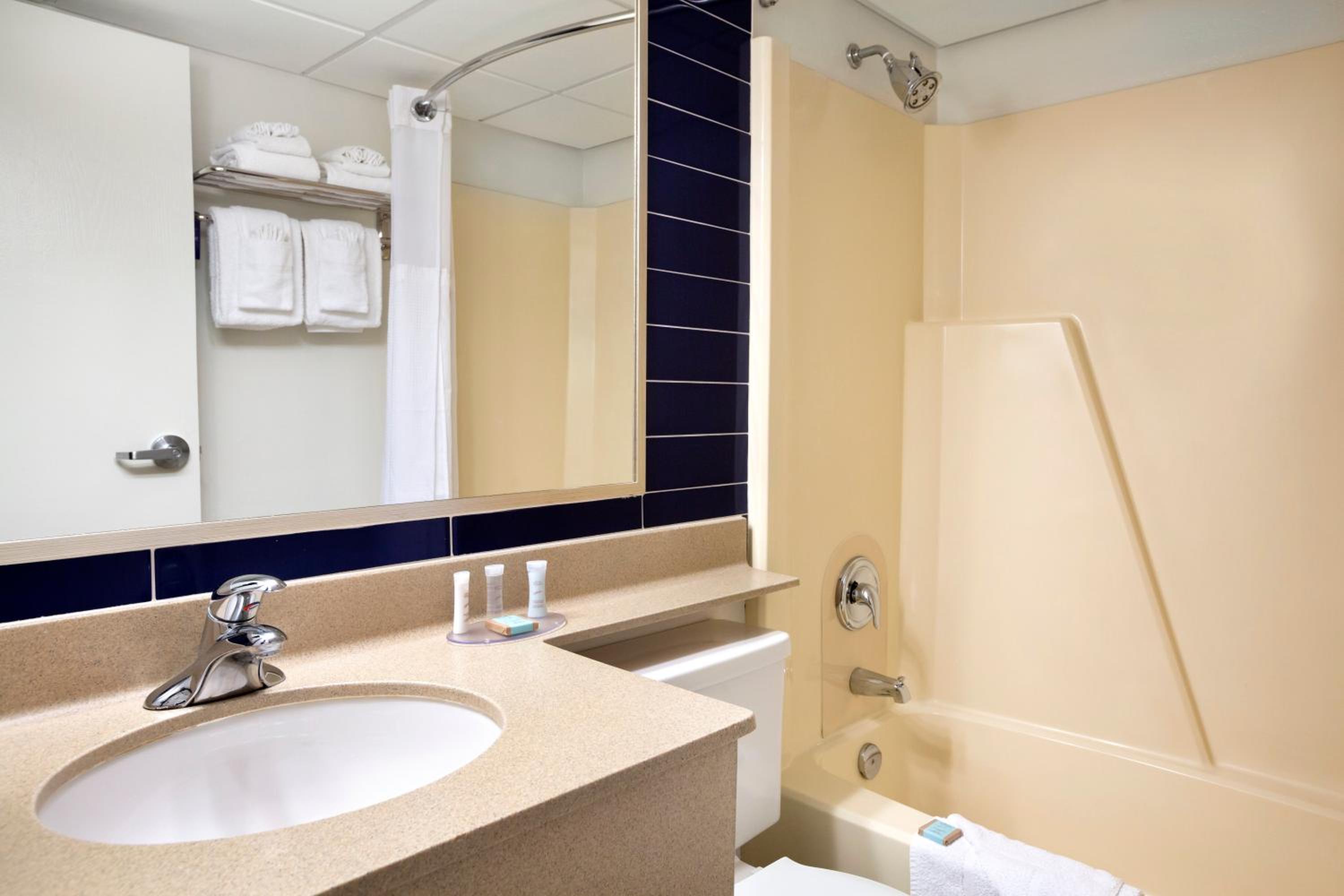 Deluxe King Room - Non-Smoking - Photo 2