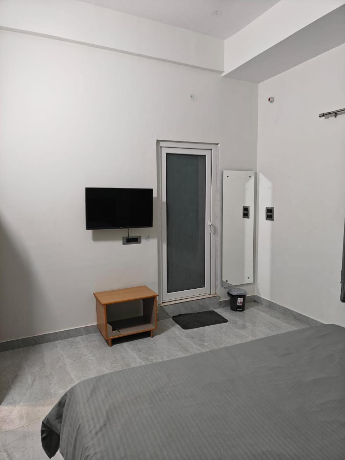 Queen Room photo 2