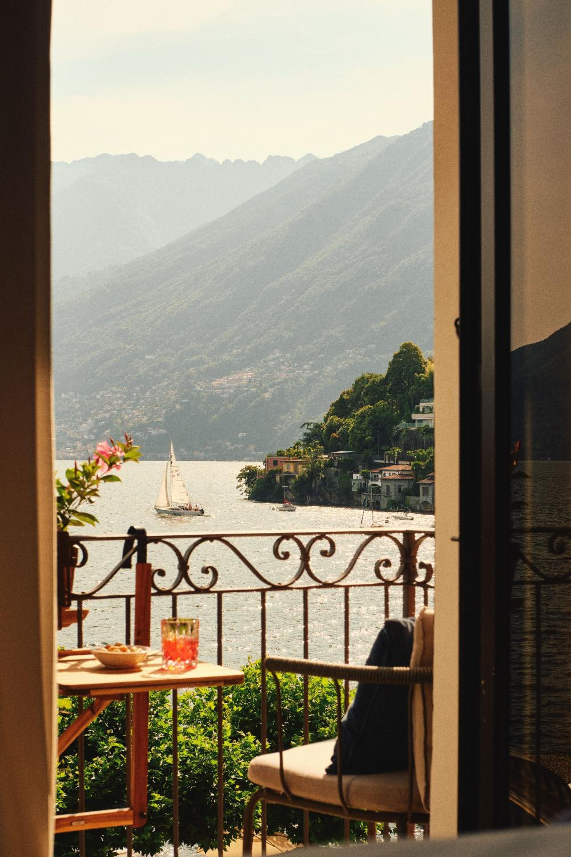 Superior Double Room with Balcony and Lake View - Photo 1