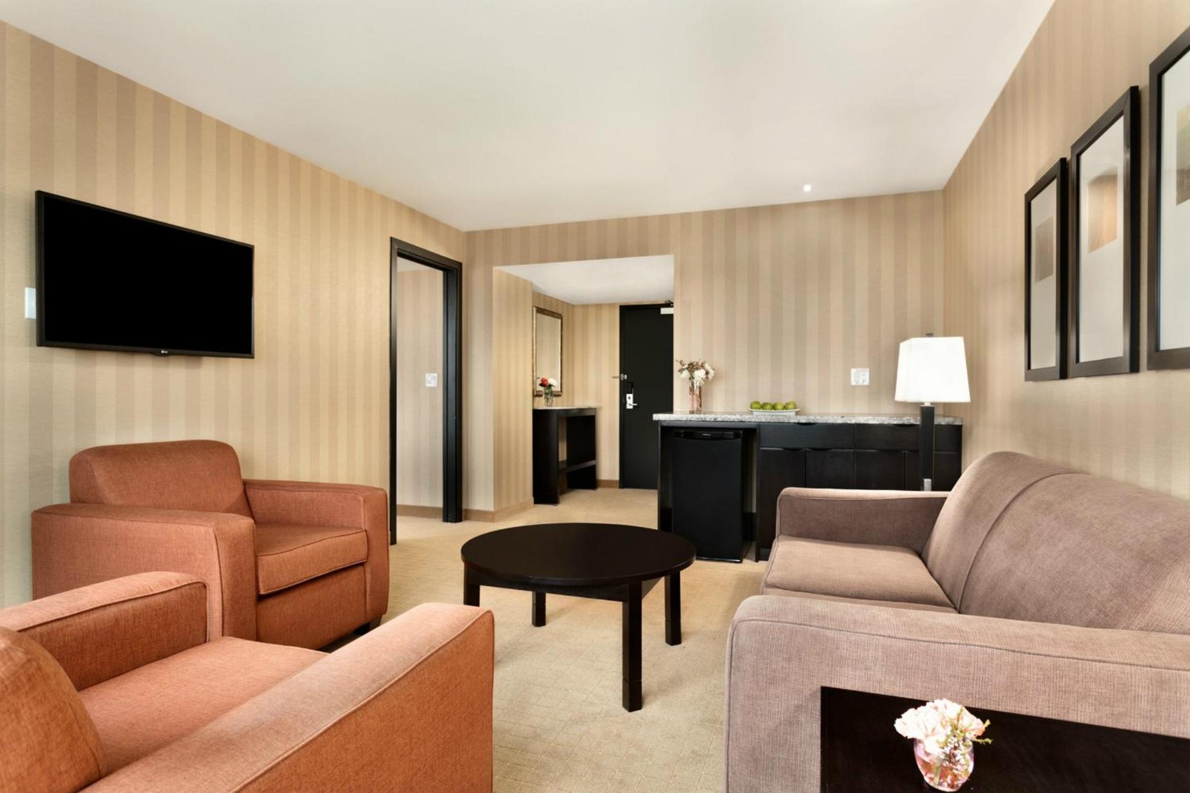Penthouse King Corner Suite, Non Smoking - Photo 4