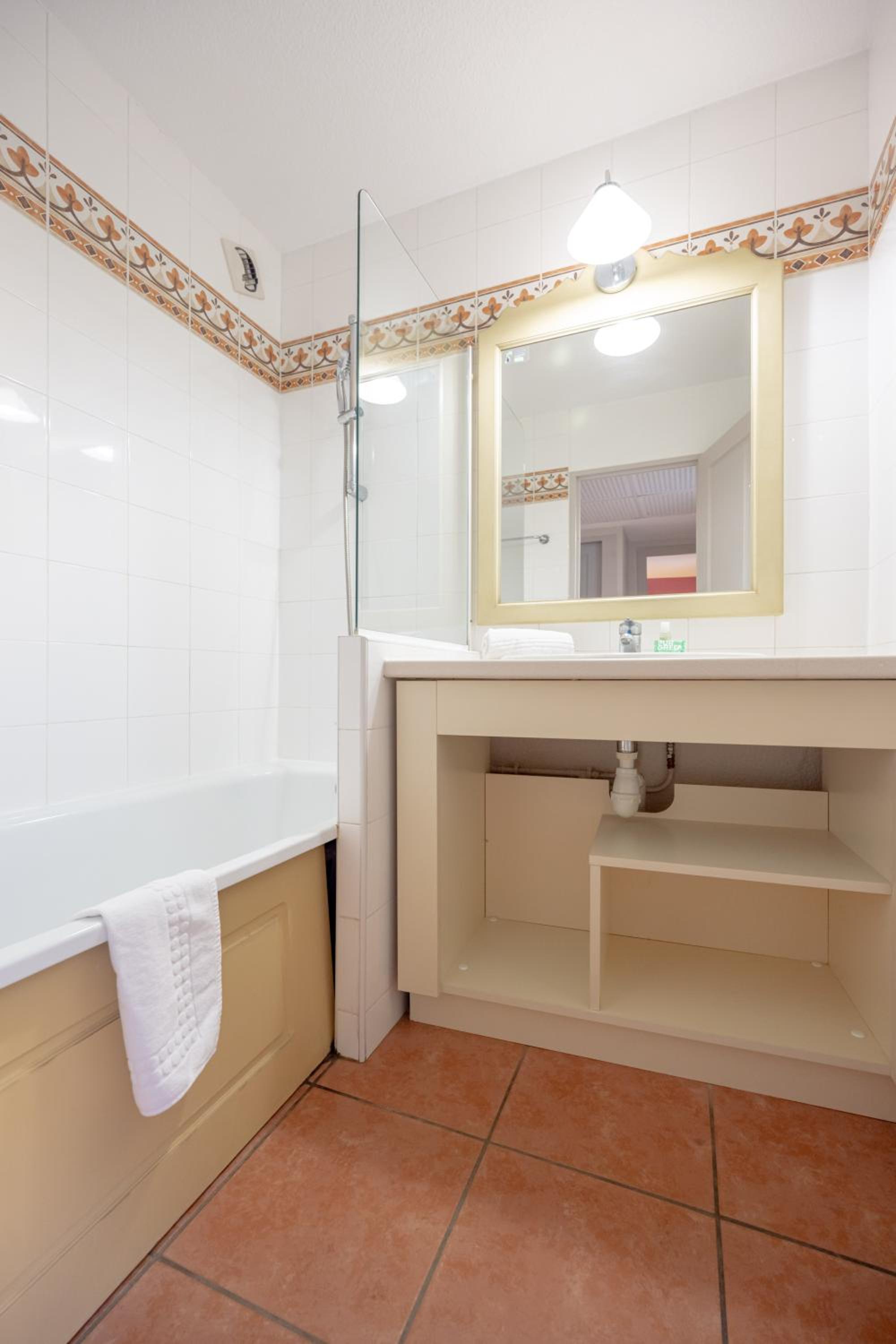 One-Bedroom Apartment with Terrace or Balcony (5 People) - Photo 3