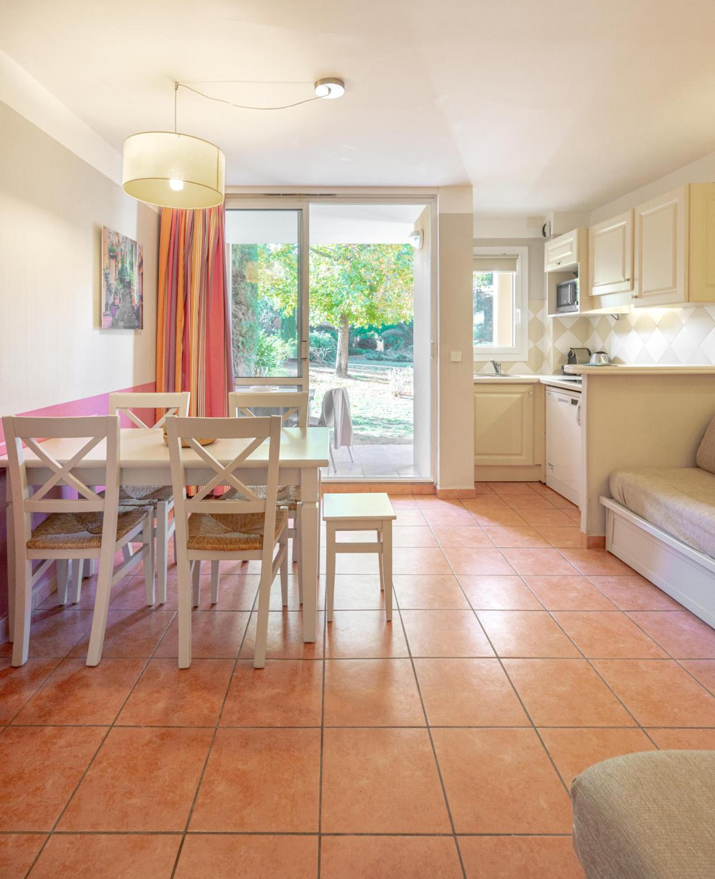 One-Bedroom Apartment with Terrace or Balcony (5 People) - Photo 8