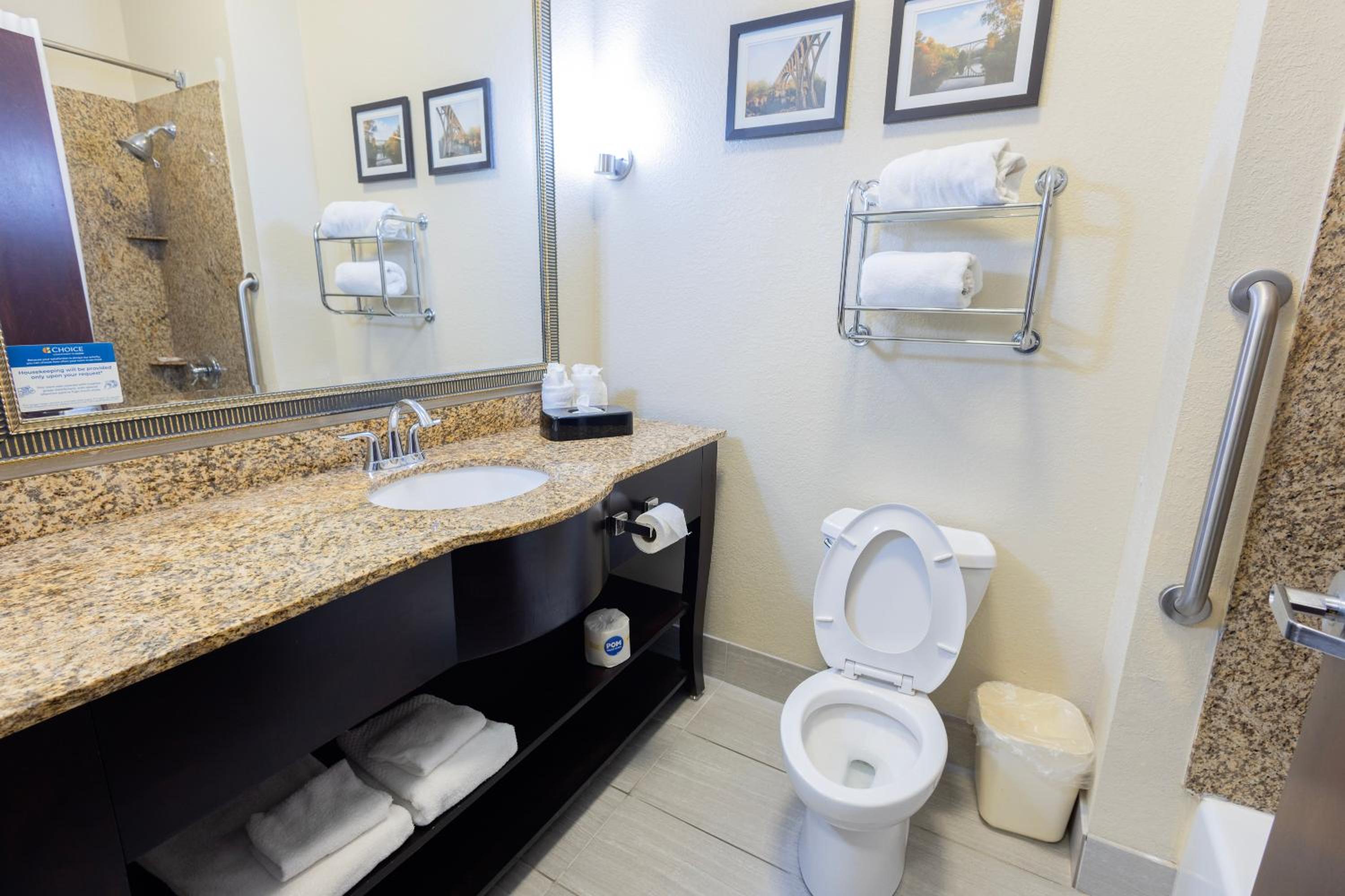 One Room Suite with Whirlpool - Non Smoking/Upper floor - Photo 3