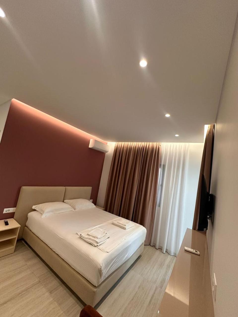 Deluxe Double Room (2 Adults + 1 Child)