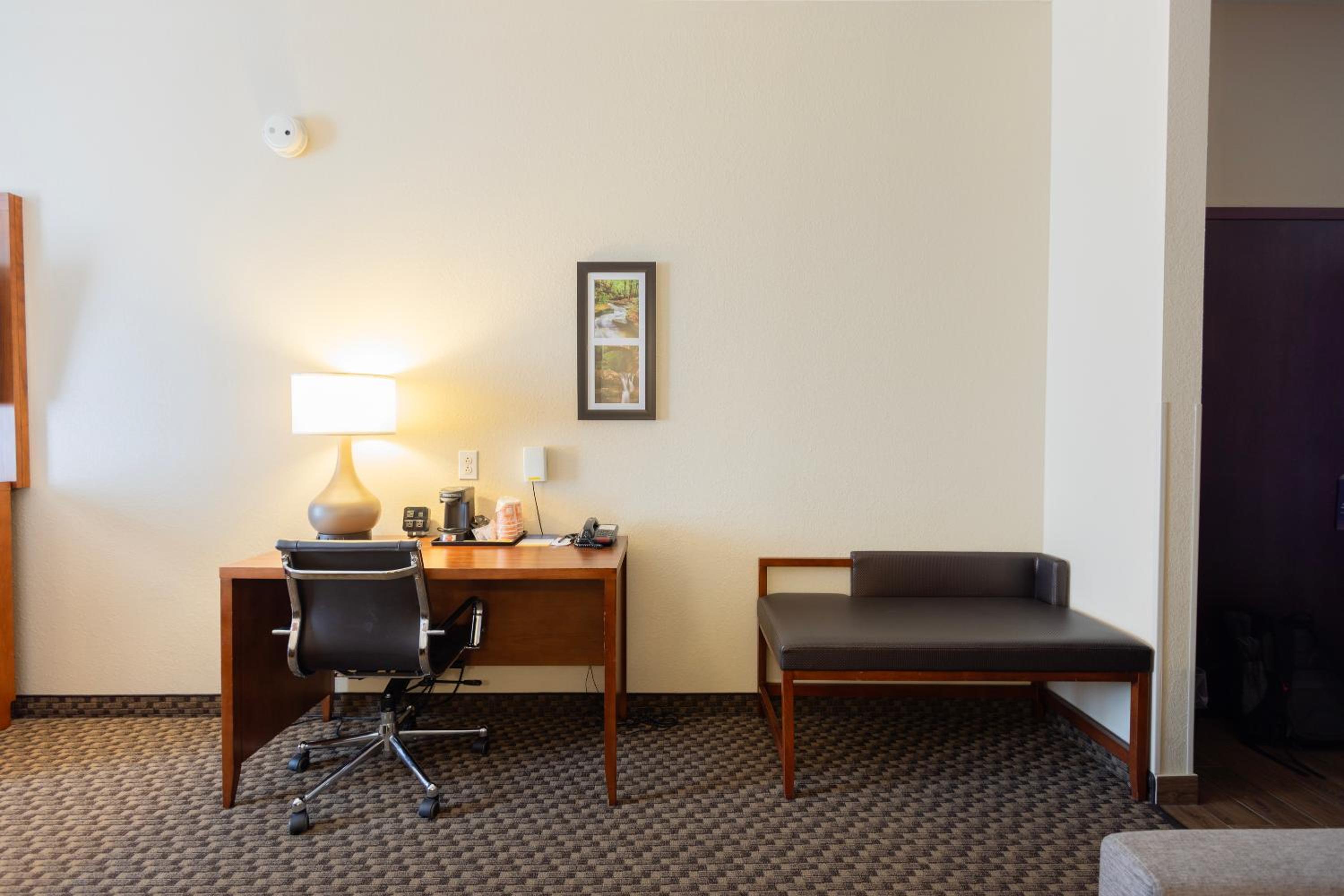 One Room Suite with Whirlpool - Non Smoking/Upper floor - Photo 2