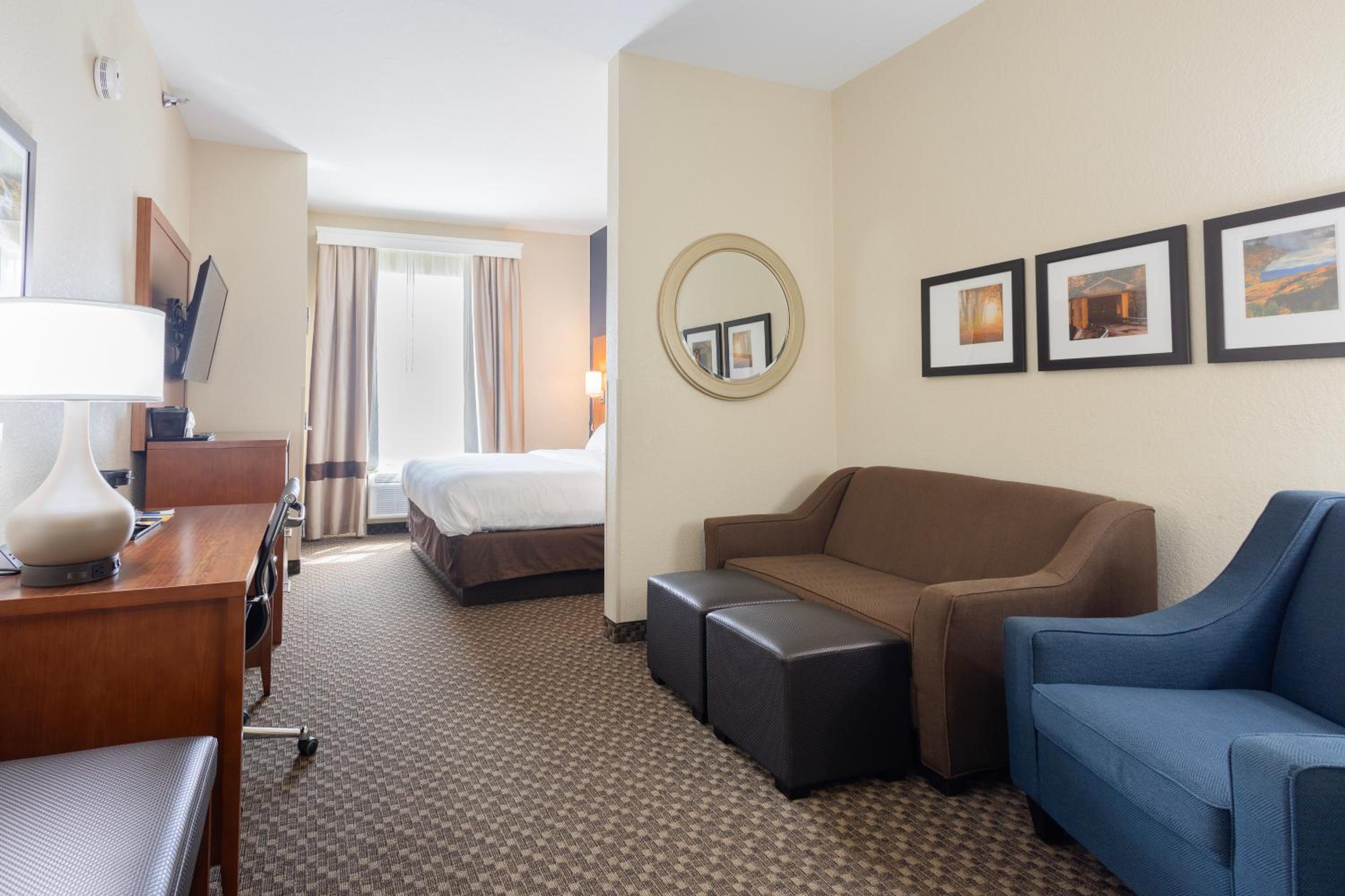 One Room Suite with Whirlpool - Non Smoking/Upper floor - Photo 1