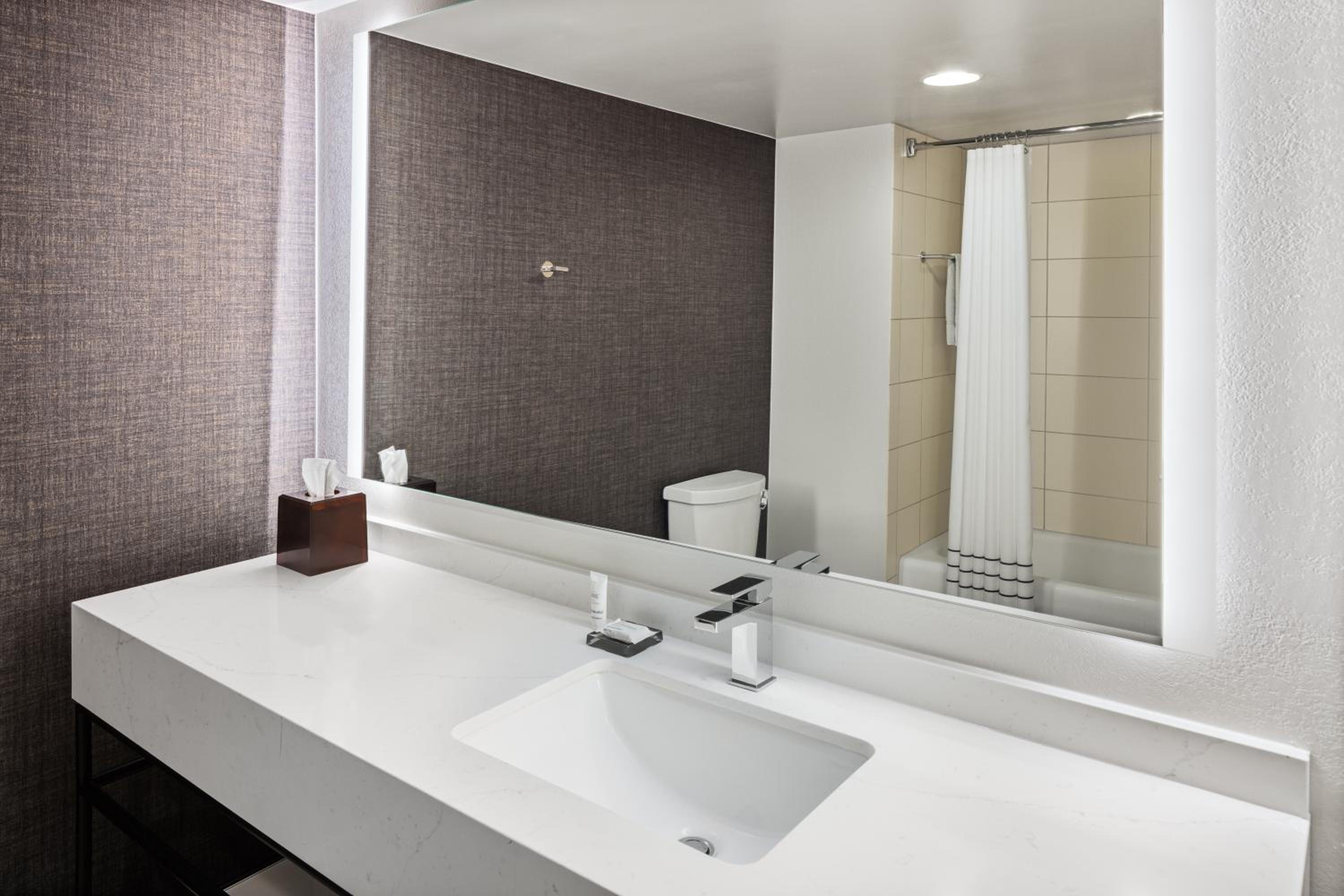 King Room with Tub - Concierge Lounge Access/High Floor/Mobility/Hearing Accessible