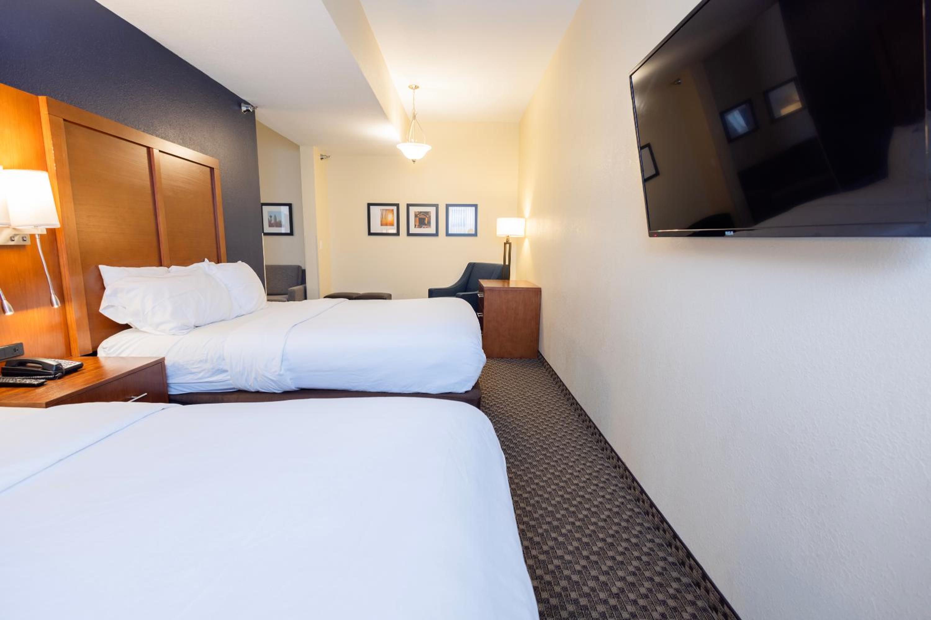 Superior Suite with Two Queen Beds and Two Double Beds - Non-Smoking - Photo 3