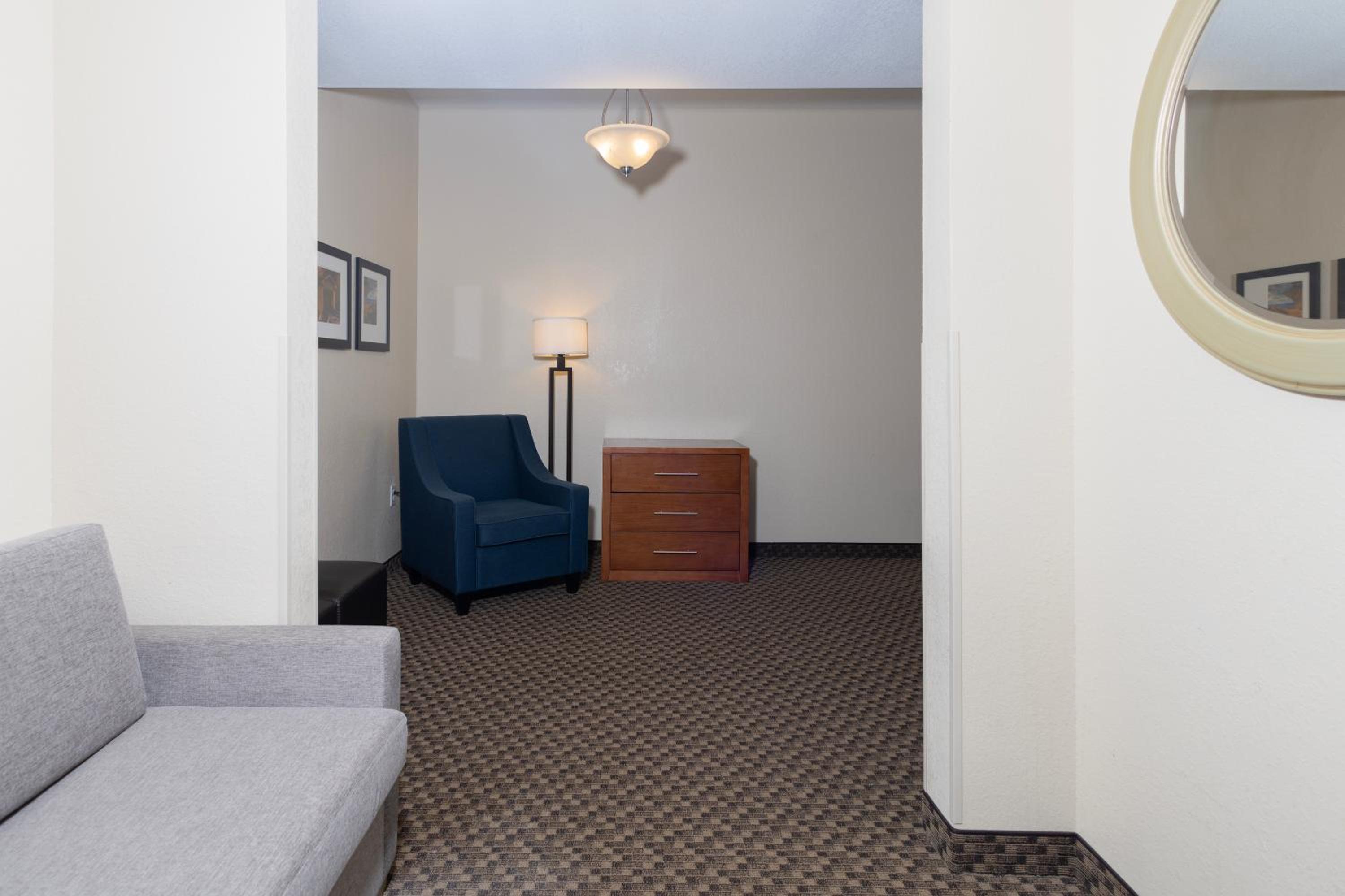 Superior Suite with Two Queen Beds and Two Double Beds - Non-Smoking - Photo 4