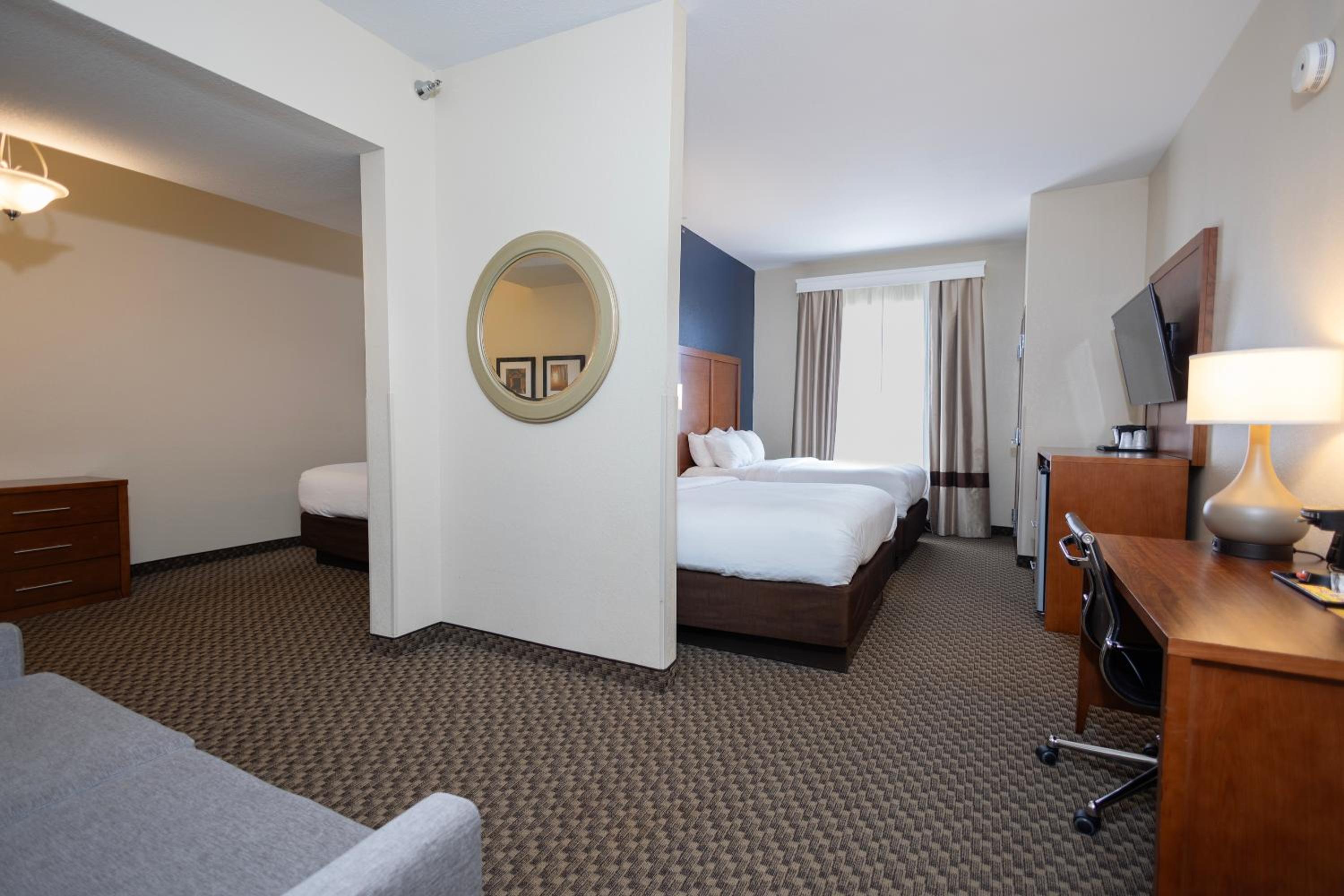 Superior Suite with Two Queen Beds and Two Double Beds - Non-Smoking - Photo 5