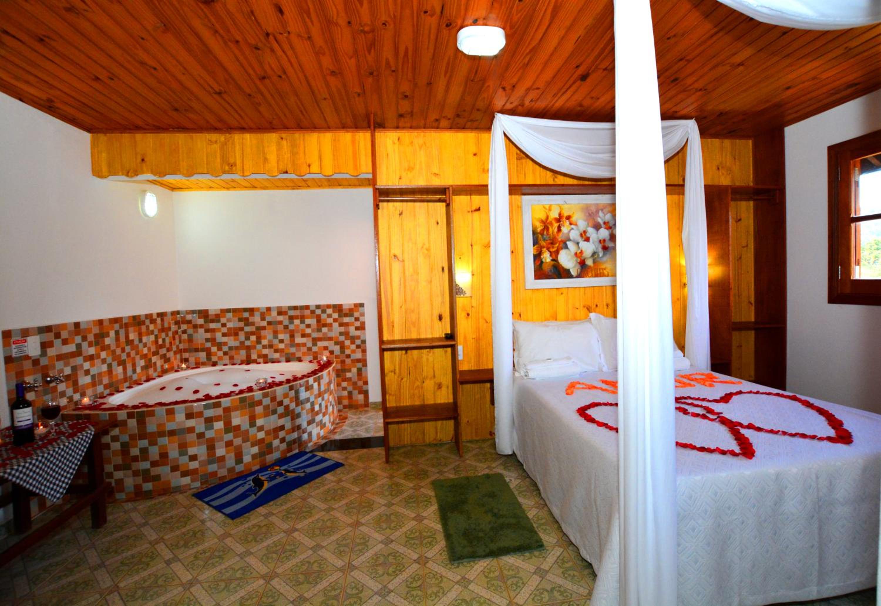 Chalet with Spa Bath photo 3