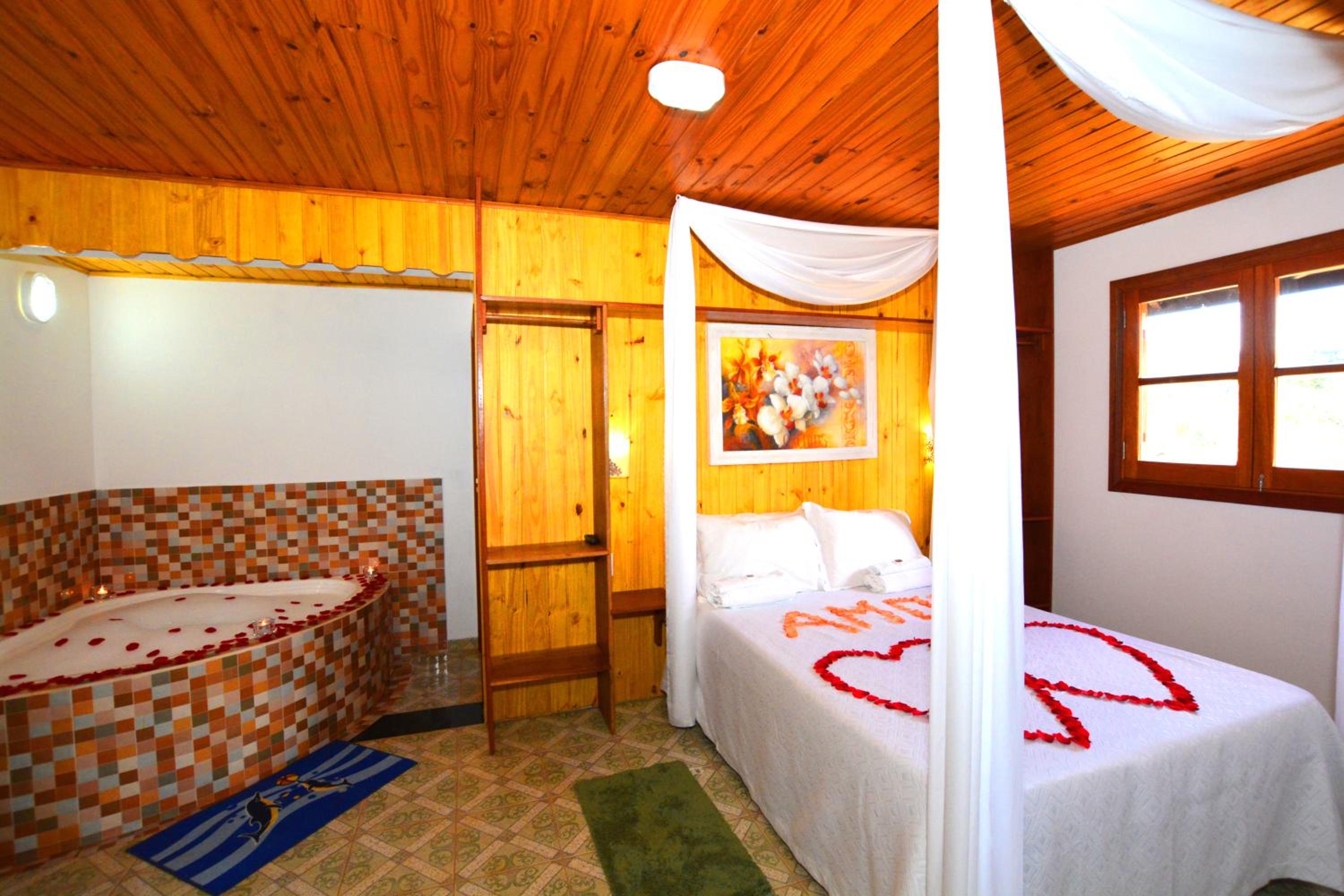 Chalet with Spa Bath photo 2