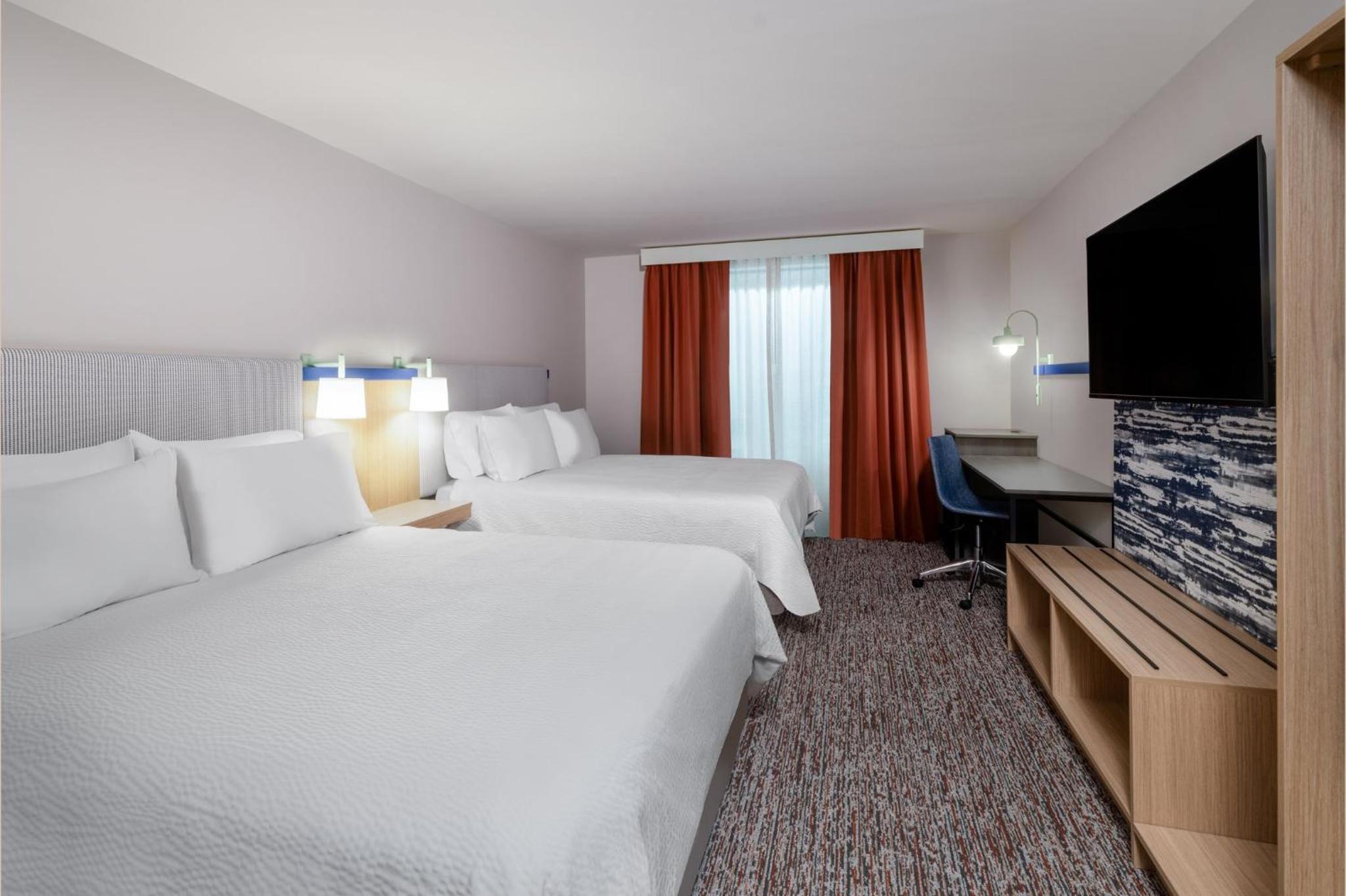 Standard Room with Two Queen Beds - Photo 2